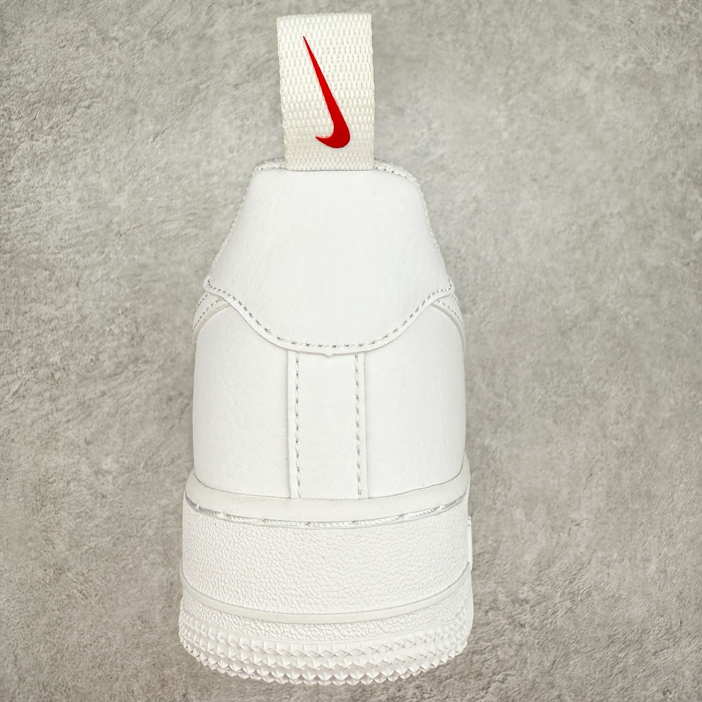 图片[8]-＃XT纯原 NK Air Force 1´07 Low 空军一号低帮百搭休闲运动板鞋 FZ7187-100 顶级批次 2022全新楦头鞋型 鱼鳞大底 历时开发三个月 清洁度完美 二维码鞋标 内置芯片及solo气垫 大底高度及其弧度依照正品 钢印 logo刺绣 鞋口弧度 鞋头长度 鞋面冲孔 鞋垫背胶及钢印 完美鞋型对比正品 每一处都是细节满满 柔软、弹性十足的缓震性能和出色的中底设计 横跨复古与现代的外型结合 造就出风靡全球 三十多年的Force 1 直到今天还深受青睐 实拍调校N版已经零色差零失真 百分百还原实物色彩所见即所得 不存在货不对板色差等低级问题 选购参考实物拍摄 不混卖不参货 只用心做好货严格选品 承诺混一赔十 尺码：36 36.5 37.5 38 38.5 39 40 40.5 41 42 42.5 43 44 44.5 45-选品中心