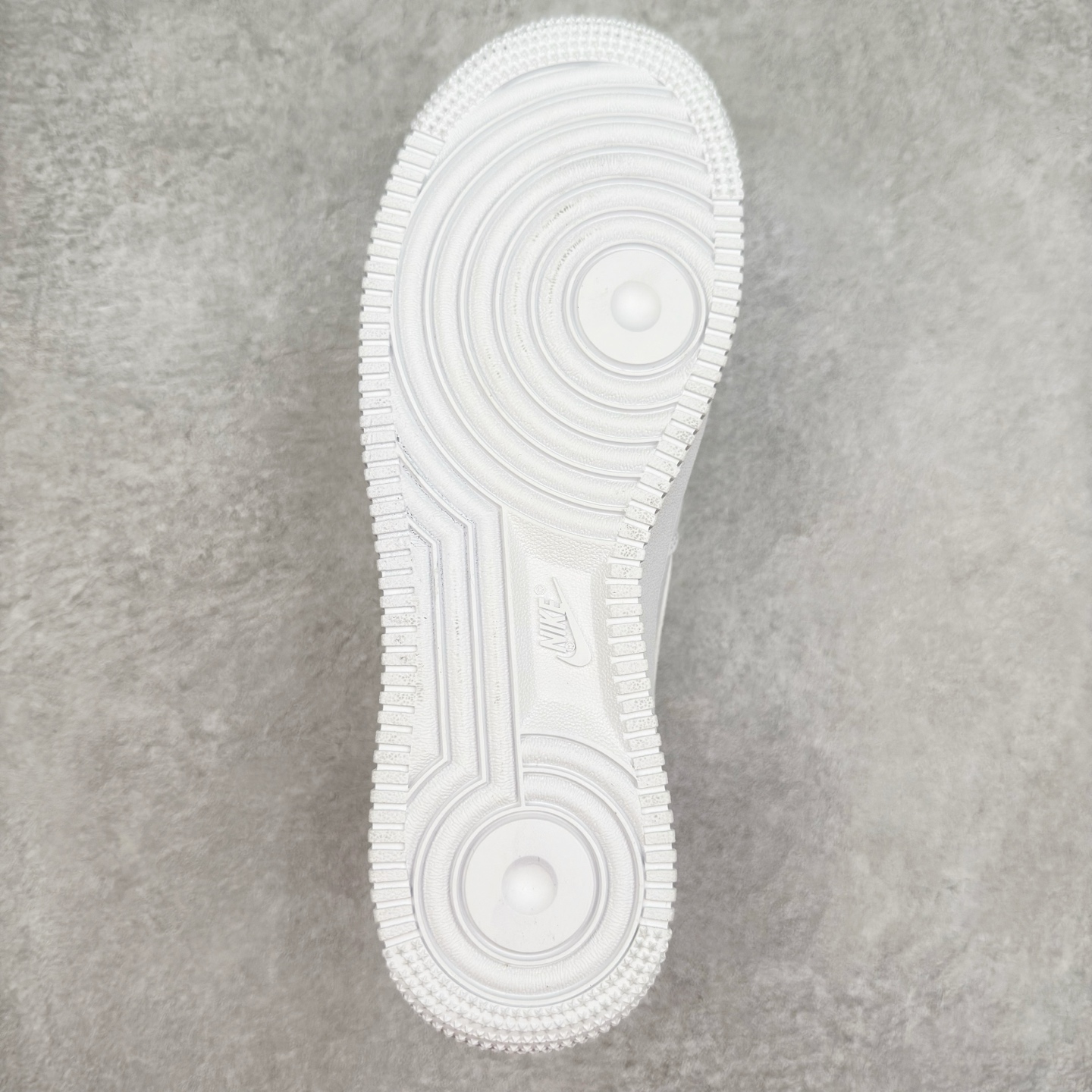 图片[9]-＃XT纯原 NK Air Force 1´07 Low 空军一号低帮百搭休闲运动板鞋 FZ7187-100 顶级批次 2022全新楦头鞋型 鱼鳞大底 历时开发三个月 清洁度完美 二维码鞋标 内置芯片及solo气垫 大底高度及其弧度依照正品 钢印 logo刺绣 鞋口弧度 鞋头长度 鞋面冲孔 鞋垫背胶及钢印 完美鞋型对比正品 每一处都是细节满满 柔软、弹性十足的缓震性能和出色的中底设计 横跨复古与现代的外型结合 造就出风靡全球 三十多年的Force 1 直到今天还深受青睐 实拍调校N版已经零色差零失真 百分百还原实物色彩所见即所得 不存在货不对板色差等低级问题 选购参考实物拍摄 不混卖不参货 只用心做好货严格选品 承诺混一赔十 尺码：36 36.5 37.5 38 38.5 39 40 40.5 41 42 42.5 43 44 44.5 45-选品中心