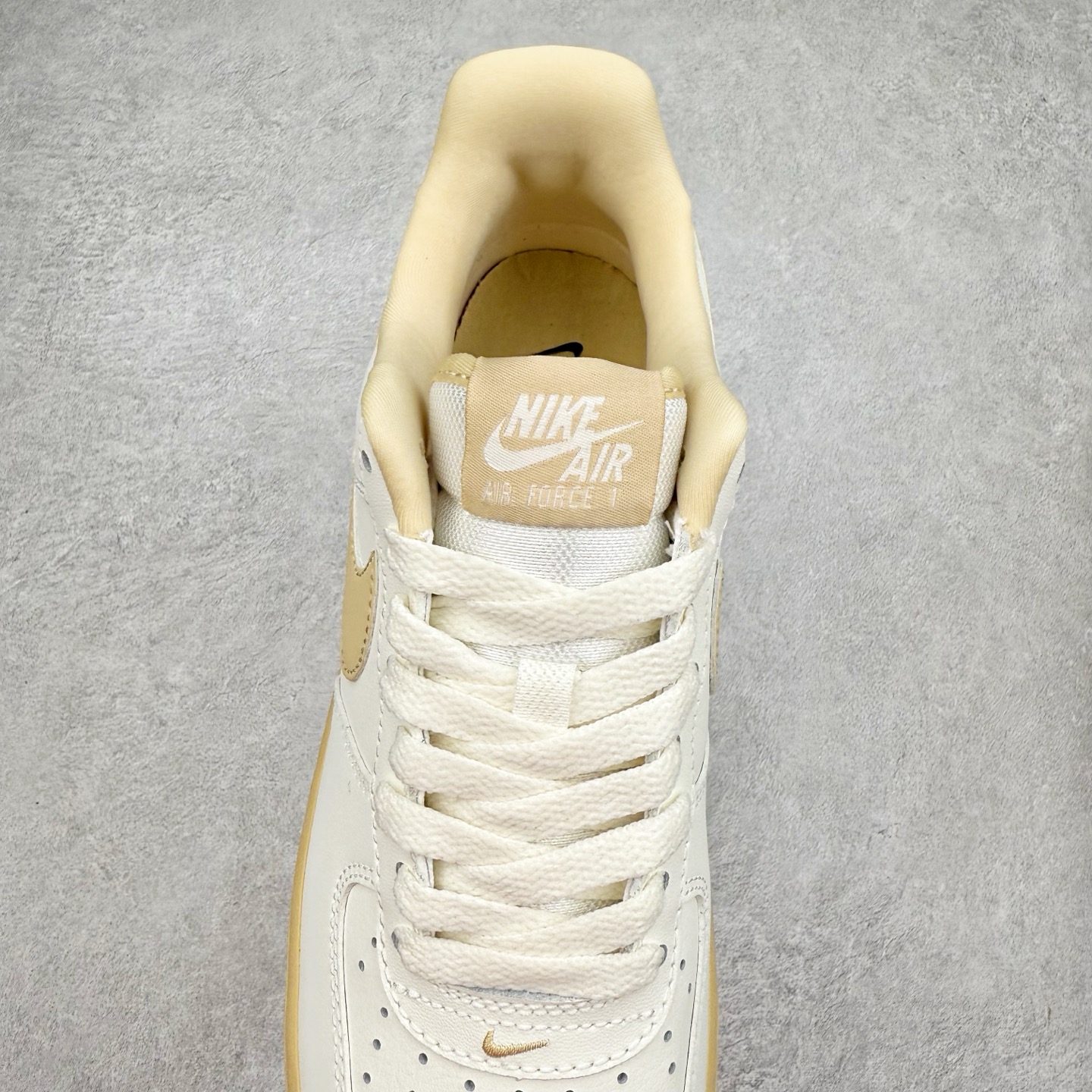 图片[5]-＃XT纯原 NK Air Force 1´07 Low 空军一号低帮百搭休闲运动板鞋 FZ3597-133 顶级批次 2022全新楦头鞋型 鱼鳞大底 历时开发三个月 清洁度完美 二维码鞋标 内置芯片及solo气垫 大底高度及其弧度依照正品 钢印 logo刺绣 鞋口弧度 鞋头长度 鞋面冲孔 鞋垫背胶及钢印 完美鞋型对比正品 每一处都是细节满满 柔软、弹性十足的缓震性能和出色的中底设计 横跨复古与现代的外型结合 造就出风靡全球 三十多年的Force 1 直到今天还深受青睐 实拍调校N版已经零色差零失真 百分百还原实物色彩所见即所得 不存在货不对板色差等低级问题 选购参考实物拍摄 不混卖不参货 只用心做好货严格选品 承诺混一赔十 尺码：36 36.5 37.5 38 38.5 39 40 40.5 41 42 42.5 43 44 44.5 45-选品中心