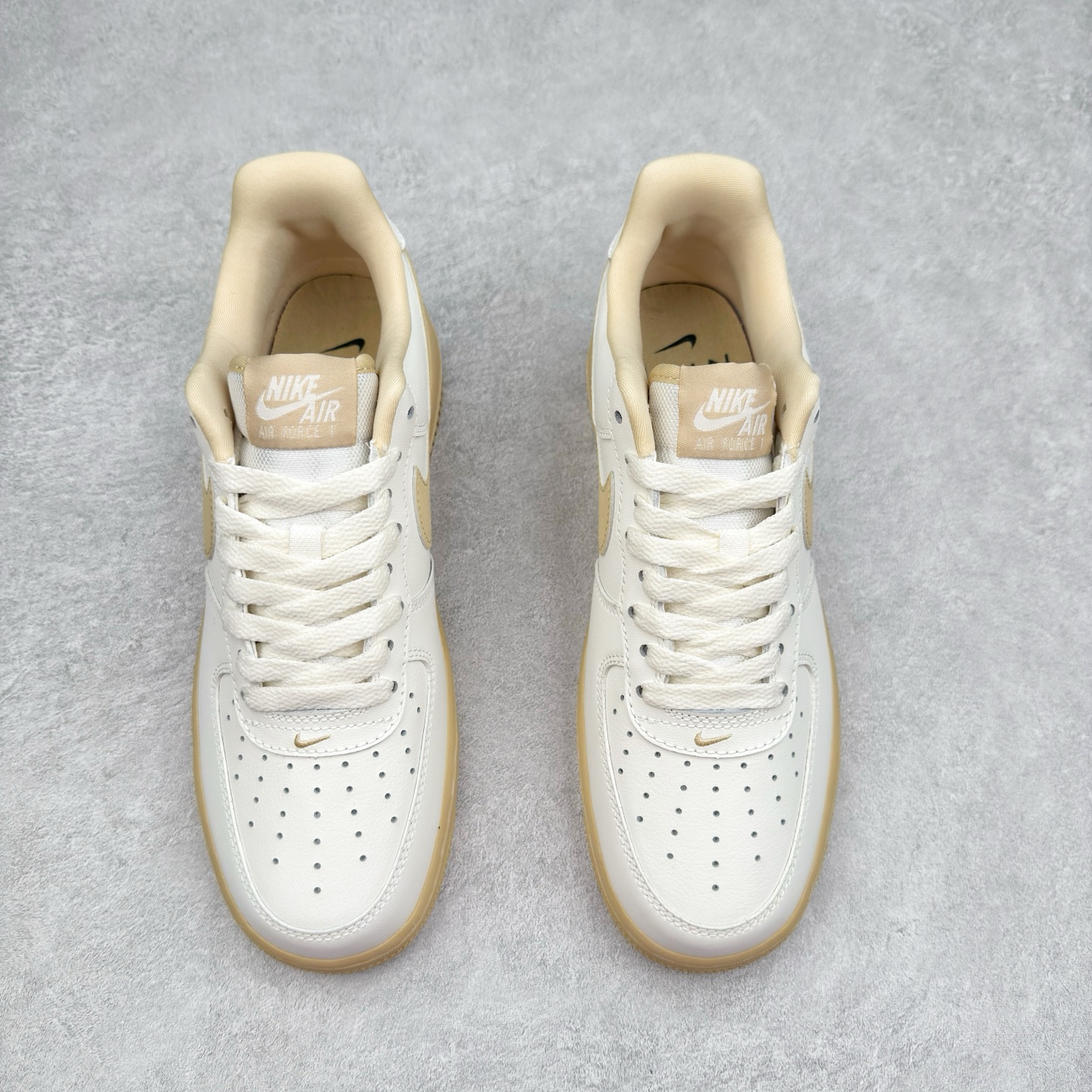 图片[2]-＃XT纯原 NK Air Force 1´07 Low 空军一号低帮百搭休闲运动板鞋 FZ3597-133 顶级批次 2022全新楦头鞋型 鱼鳞大底 历时开发三个月 清洁度完美 二维码鞋标 内置芯片及solo气垫 大底高度及其弧度依照正品 钢印 logo刺绣 鞋口弧度 鞋头长度 鞋面冲孔 鞋垫背胶及钢印 完美鞋型对比正品 每一处都是细节满满 柔软、弹性十足的缓震性能和出色的中底设计 横跨复古与现代的外型结合 造就出风靡全球 三十多年的Force 1 直到今天还深受青睐 实拍调校N版已经零色差零失真 百分百还原实物色彩所见即所得 不存在货不对板色差等低级问题 选购参考实物拍摄 不混卖不参货 只用心做好货严格选品 承诺混一赔十 尺码：36 36.5 37.5 38 38.5 39 40 40.5 41 42 42.5 43 44 44.5 45-选品中心