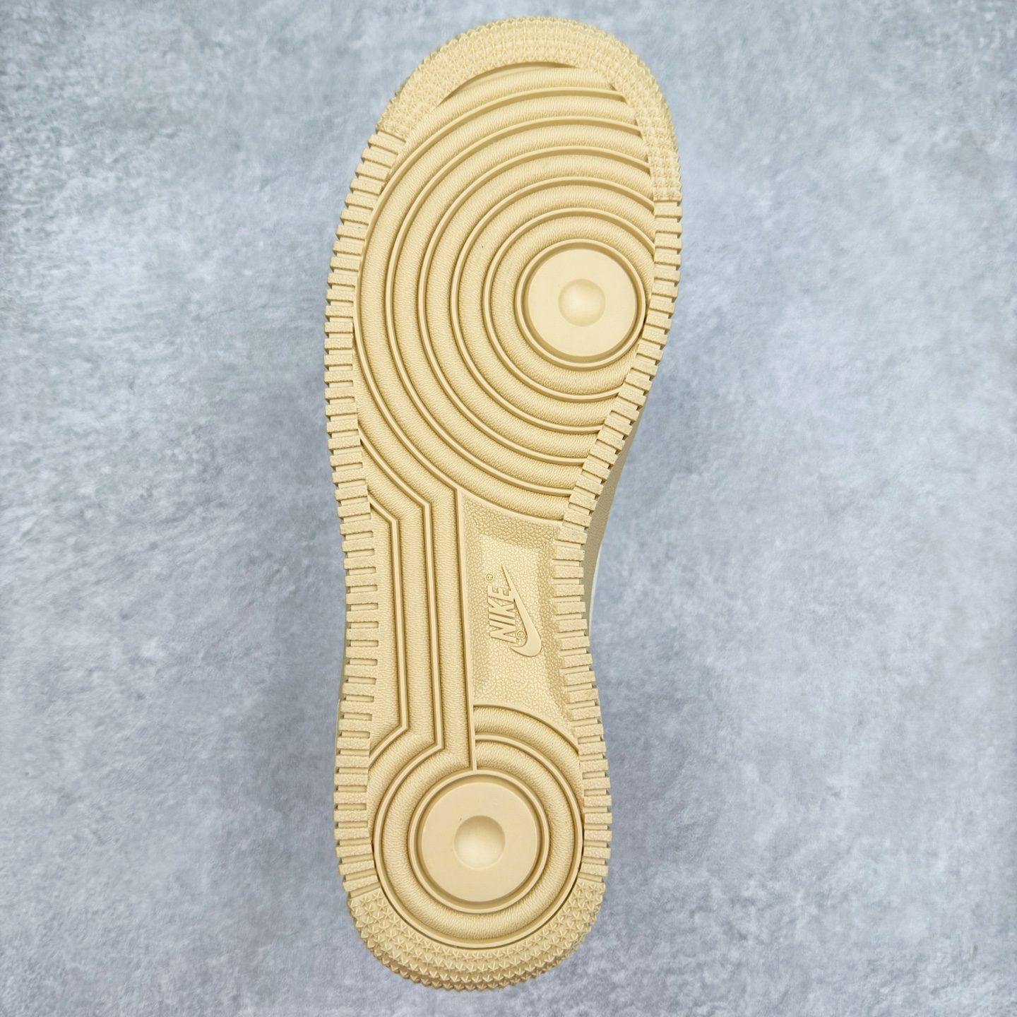 图片[9]-＃XT纯原 NK Air Force 1´07 Low 空军一号低帮百搭休闲运动板鞋 FZ3597-133 顶级批次 2022全新楦头鞋型 鱼鳞大底 历时开发三个月 清洁度完美 二维码鞋标 内置芯片及solo气垫 大底高度及其弧度依照正品 钢印 logo刺绣 鞋口弧度 鞋头长度 鞋面冲孔 鞋垫背胶及钢印 完美鞋型对比正品 每一处都是细节满满 柔软、弹性十足的缓震性能和出色的中底设计 横跨复古与现代的外型结合 造就出风靡全球 三十多年的Force 1 直到今天还深受青睐 实拍调校N版已经零色差零失真 百分百还原实物色彩所见即所得 不存在货不对板色差等低级问题 选购参考实物拍摄 不混卖不参货 只用心做好货严格选品 承诺混一赔十 尺码：36 36.5 37.5 38 38.5 39 40 40.5 41 42 42.5 43 44 44.5 45-选品中心