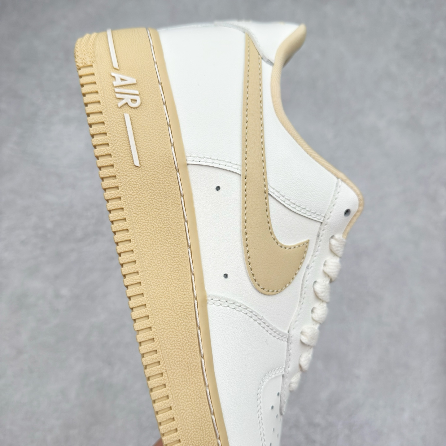 图片[6]-＃XT纯原 NK Air Force 1´07 Low 空军一号低帮百搭休闲运动板鞋 FZ3597-133 顶级批次 2022全新楦头鞋型 鱼鳞大底 历时开发三个月 清洁度完美 二维码鞋标 内置芯片及solo气垫 大底高度及其弧度依照正品 钢印 logo刺绣 鞋口弧度 鞋头长度 鞋面冲孔 鞋垫背胶及钢印 完美鞋型对比正品 每一处都是细节满满 柔软、弹性十足的缓震性能和出色的中底设计 横跨复古与现代的外型结合 造就出风靡全球 三十多年的Force 1 直到今天还深受青睐 实拍调校N版已经零色差零失真 百分百还原实物色彩所见即所得 不存在货不对板色差等低级问题 选购参考实物拍摄 不混卖不参货 只用心做好货严格选品 承诺混一赔十 尺码：36 36.5 37.5 38 38.5 39 40 40.5 41 42 42.5 43 44 44.5 45-选品中心