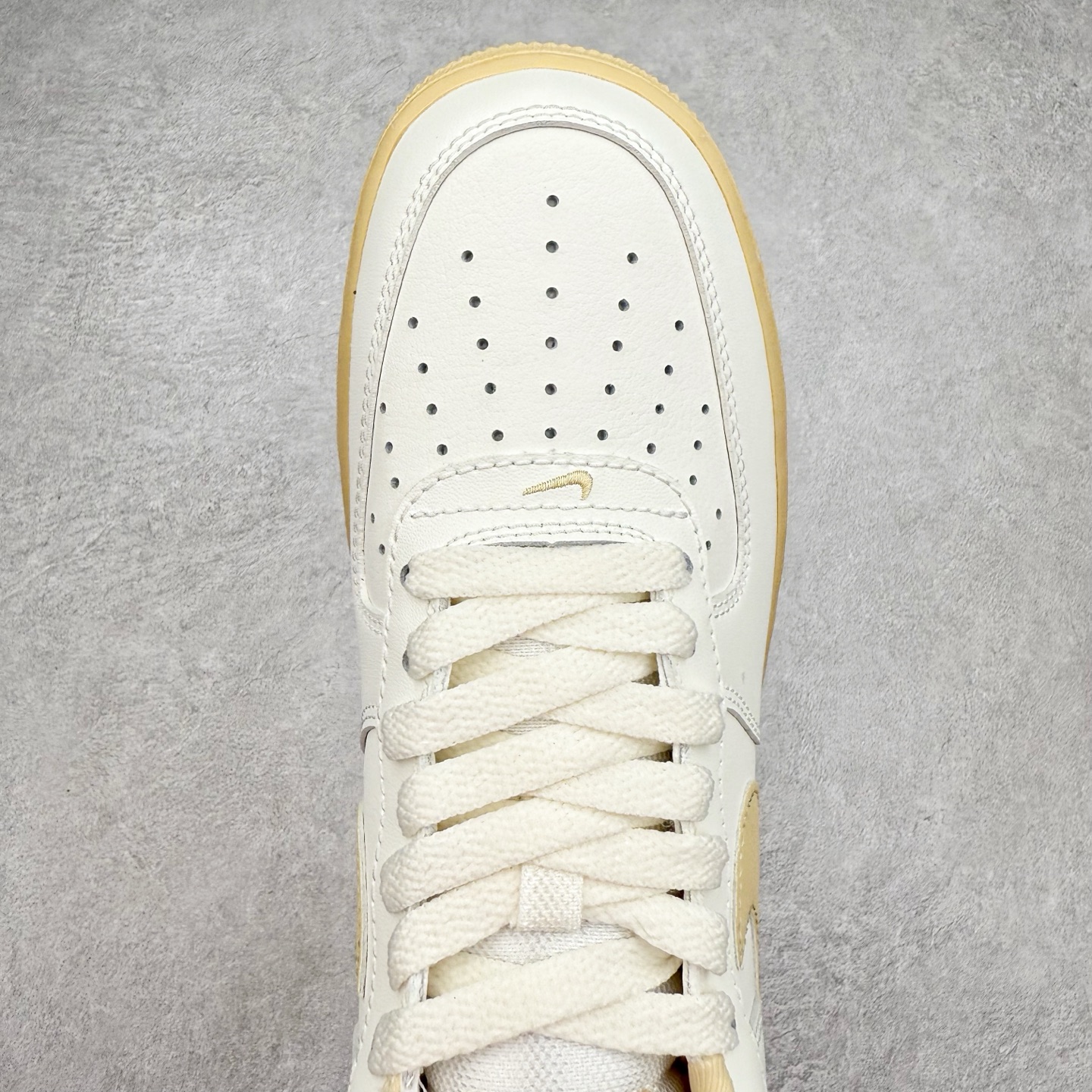 图片[4]-＃XT纯原 NK Air Force 1´07 Low 空军一号低帮百搭休闲运动板鞋 FZ3597-133 顶级批次 2022全新楦头鞋型 鱼鳞大底 历时开发三个月 清洁度完美 二维码鞋标 内置芯片及solo气垫 大底高度及其弧度依照正品 钢印 logo刺绣 鞋口弧度 鞋头长度 鞋面冲孔 鞋垫背胶及钢印 完美鞋型对比正品 每一处都是细节满满 柔软、弹性十足的缓震性能和出色的中底设计 横跨复古与现代的外型结合 造就出风靡全球 三十多年的Force 1 直到今天还深受青睐 实拍调校N版已经零色差零失真 百分百还原实物色彩所见即所得 不存在货不对板色差等低级问题 选购参考实物拍摄 不混卖不参货 只用心做好货严格选品 承诺混一赔十 尺码：36 36.5 37.5 38 38.5 39 40 40.5 41 42 42.5 43 44 44.5 45-选品中心