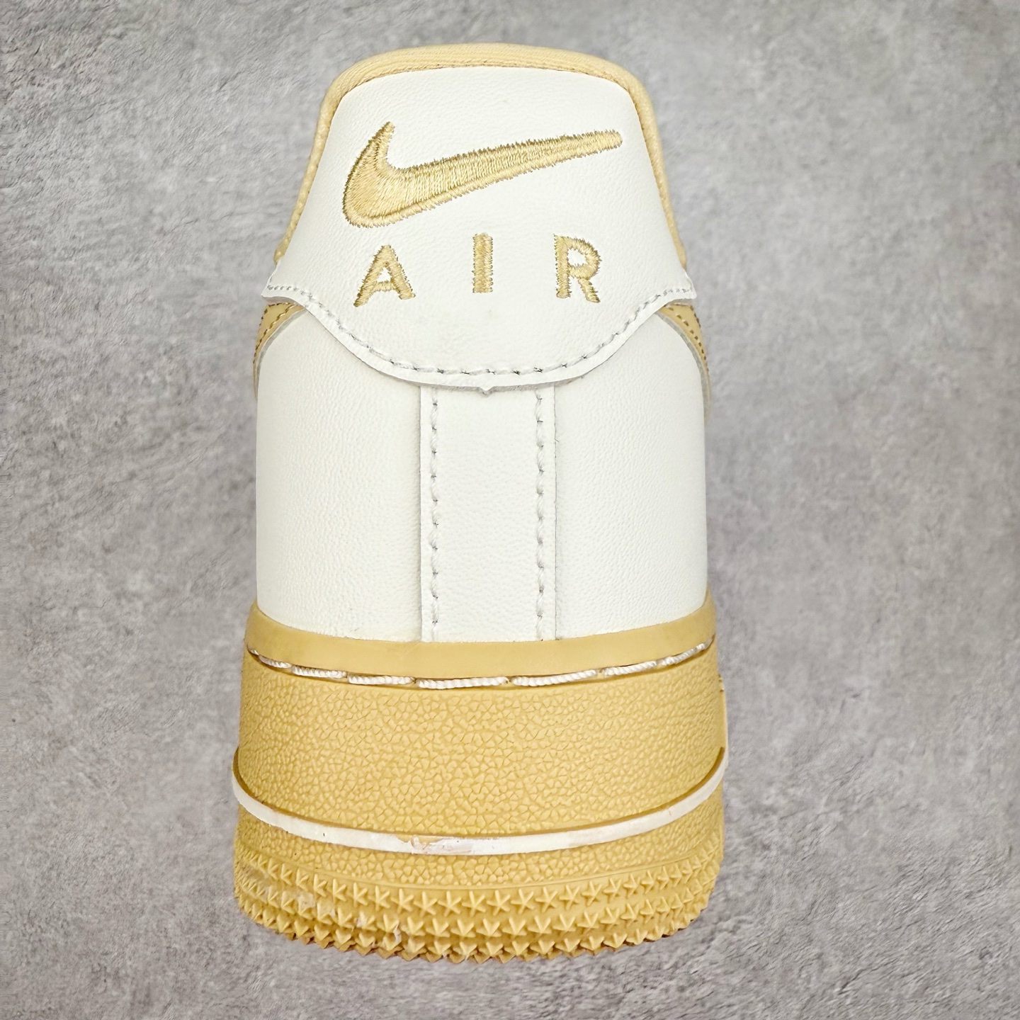 图片[8]-＃XT纯原 NK Air Force 1´07 Low 空军一号低帮百搭休闲运动板鞋 FZ3597-133 顶级批次 2022全新楦头鞋型 鱼鳞大底 历时开发三个月 清洁度完美 二维码鞋标 内置芯片及solo气垫 大底高度及其弧度依照正品 钢印 logo刺绣 鞋口弧度 鞋头长度 鞋面冲孔 鞋垫背胶及钢印 完美鞋型对比正品 每一处都是细节满满 柔软、弹性十足的缓震性能和出色的中底设计 横跨复古与现代的外型结合 造就出风靡全球 三十多年的Force 1 直到今天还深受青睐 实拍调校N版已经零色差零失真 百分百还原实物色彩所见即所得 不存在货不对板色差等低级问题 选购参考实物拍摄 不混卖不参货 只用心做好货严格选品 承诺混一赔十 尺码：36 36.5 37.5 38 38.5 39 40 40.5 41 42 42.5 43 44 44.5 45-选品中心