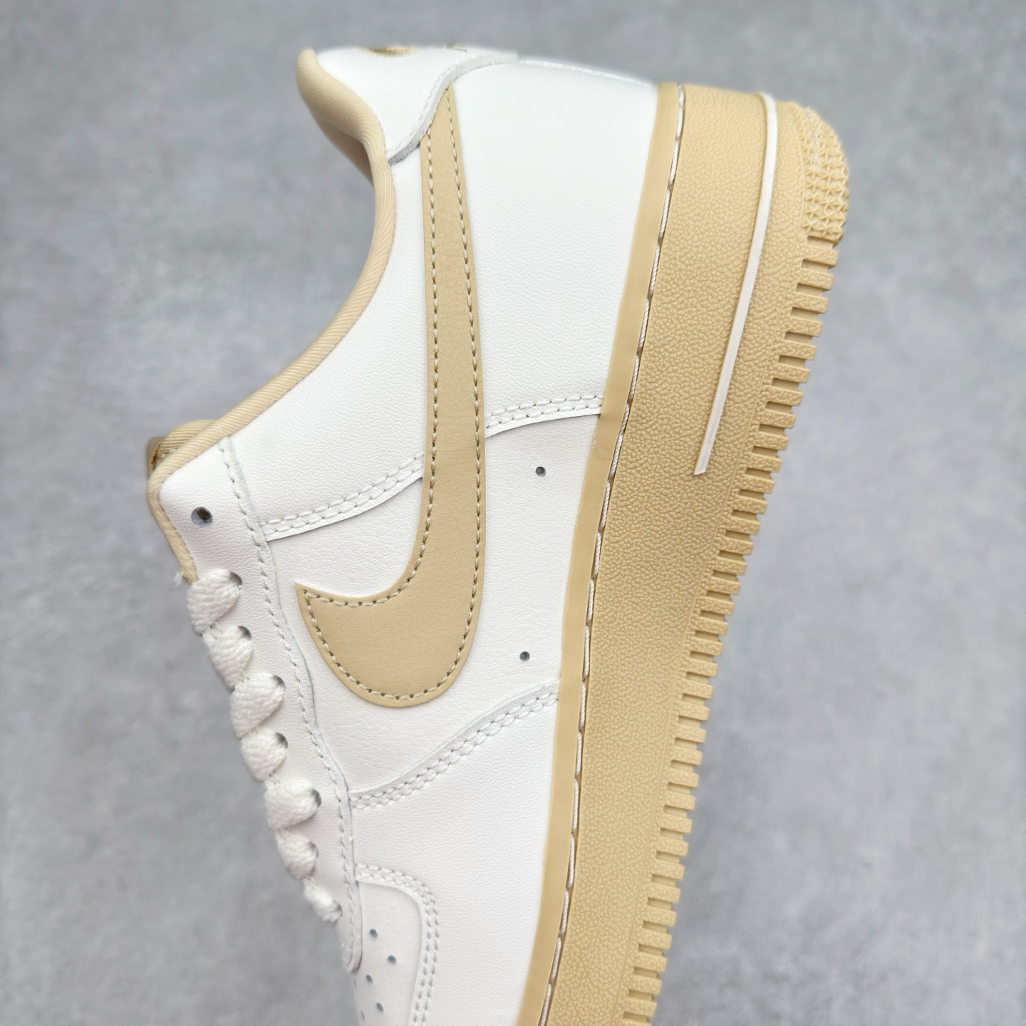 图片[7]-＃XT纯原 NK Air Force 1´07 Low 空军一号低帮百搭休闲运动板鞋 FZ3597-133 顶级批次 2022全新楦头鞋型 鱼鳞大底 历时开发三个月 清洁度完美 二维码鞋标 内置芯片及solo气垫 大底高度及其弧度依照正品 钢印 logo刺绣 鞋口弧度 鞋头长度 鞋面冲孔 鞋垫背胶及钢印 完美鞋型对比正品 每一处都是细节满满 柔软、弹性十足的缓震性能和出色的中底设计 横跨复古与现代的外型结合 造就出风靡全球 三十多年的Force 1 直到今天还深受青睐 实拍调校N版已经零色差零失真 百分百还原实物色彩所见即所得 不存在货不对板色差等低级问题 选购参考实物拍摄 不混卖不参货 只用心做好货严格选品 承诺混一赔十 尺码：36 36.5 37.5 38 38.5 39 40 40.5 41 42 42.5 43 44 44.5 45-选品中心