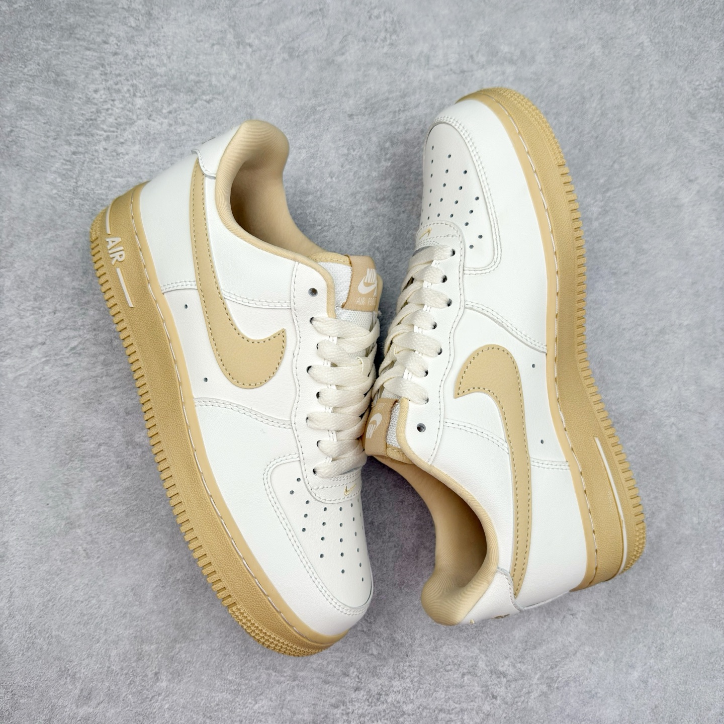 图片[3]-＃XT纯原 NK Air Force 1´07 Low 空军一号低帮百搭休闲运动板鞋 FZ3597-133 顶级批次 2022全新楦头鞋型 鱼鳞大底 历时开发三个月 清洁度完美 二维码鞋标 内置芯片及solo气垫 大底高度及其弧度依照正品 钢印 logo刺绣 鞋口弧度 鞋头长度 鞋面冲孔 鞋垫背胶及钢印 完美鞋型对比正品 每一处都是细节满满 柔软、弹性十足的缓震性能和出色的中底设计 横跨复古与现代的外型结合 造就出风靡全球 三十多年的Force 1 直到今天还深受青睐 实拍调校N版已经零色差零失真 百分百还原实物色彩所见即所得 不存在货不对板色差等低级问题 选购参考实物拍摄 不混卖不参货 只用心做好货严格选品 承诺混一赔十 尺码：36 36.5 37.5 38 38.5 39 40 40.5 41 42 42.5 43 44 44.5 45-选品中心