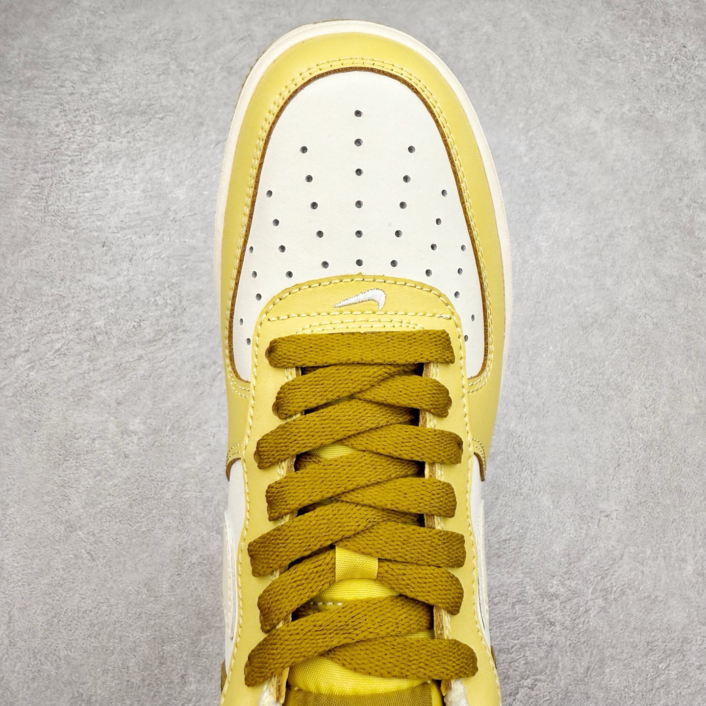 图片[4]-＃XT纯原 NK Air Force 1´07 Low 空军一号低帮百搭休闲运动板鞋 FZ4034-716 顶级批次 2022全新楦头鞋型 鱼鳞大底 历时开发三个月 清洁度完美 二维码鞋标 内置芯片及solo气垫 大底高度及其弧度依照正品 钢印 logo刺绣 鞋口弧度 鞋头长度 鞋面冲孔 鞋垫背胶及钢印 完美鞋型对比正品 每一处都是细节满满 柔软、弹性十足的缓震性能和出色的中底设计 横跨复古与现代的外型结合 造就出风靡全球 三十多年的Force 1 直到今天还深受青睐 实拍调校N版已经零色差零失真 百分百还原实物色彩所见即所得 不存在货不对板色差等低级问题 选购参考实物拍摄 不混卖不参货 只用心做好货严格选品 承诺混一赔十 尺码：36 36.5 37.5 38 38.5 39 40 40.5 41 42 42.5 43 44 44.5 45-选品中心