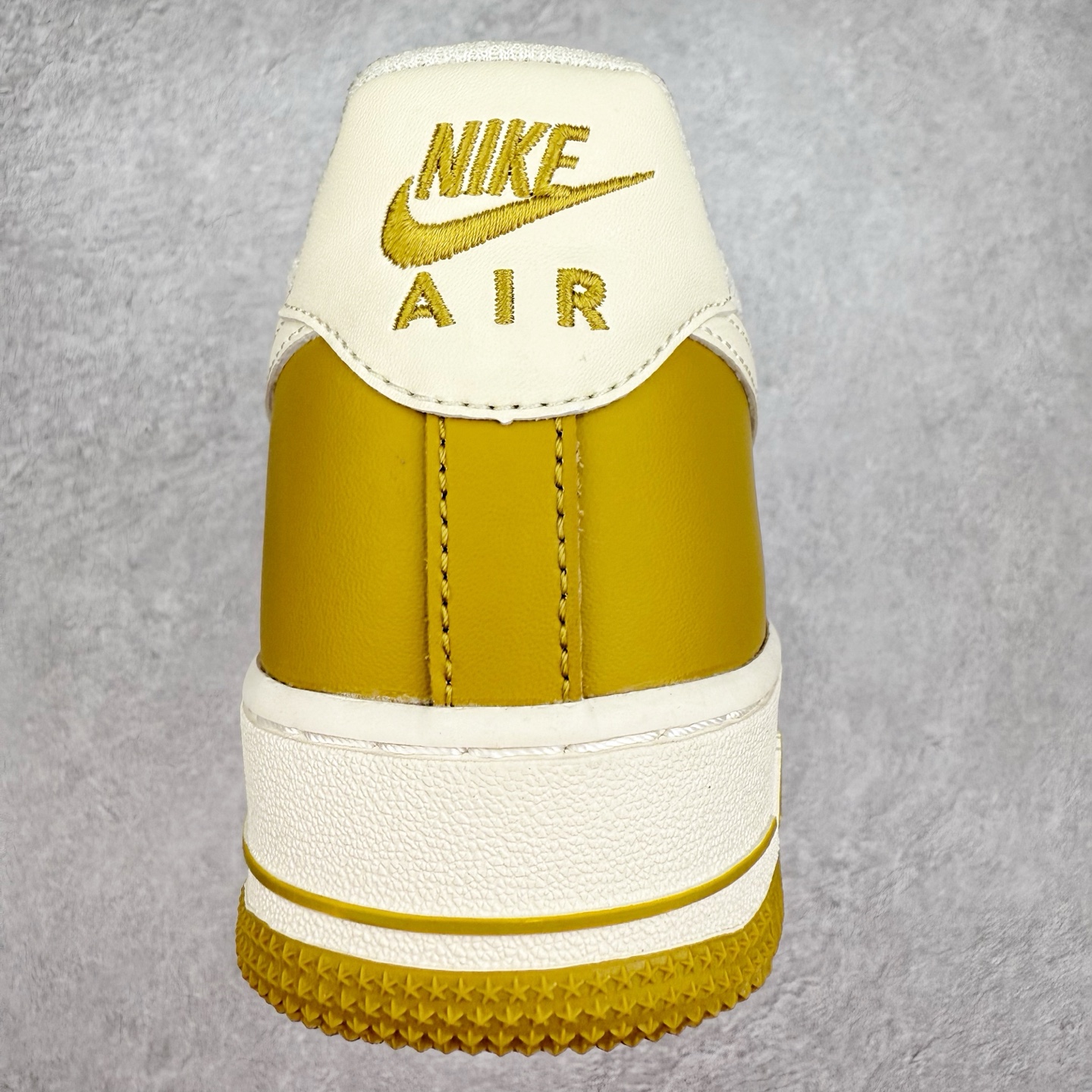 图片[8]-＃XT纯原 NK Air Force 1´07 Low 空军一号低帮百搭休闲运动板鞋 FZ4034-716 顶级批次 2022全新楦头鞋型 鱼鳞大底 历时开发三个月 清洁度完美 二维码鞋标 内置芯片及solo气垫 大底高度及其弧度依照正品 钢印 logo刺绣 鞋口弧度 鞋头长度 鞋面冲孔 鞋垫背胶及钢印 完美鞋型对比正品 每一处都是细节满满 柔软、弹性十足的缓震性能和出色的中底设计 横跨复古与现代的外型结合 造就出风靡全球 三十多年的Force 1 直到今天还深受青睐 实拍调校N版已经零色差零失真 百分百还原实物色彩所见即所得 不存在货不对板色差等低级问题 选购参考实物拍摄 不混卖不参货 只用心做好货严格选品 承诺混一赔十 尺码：36 36.5 37.5 38 38.5 39 40 40.5 41 42 42.5 43 44 44.5 45-选品中心