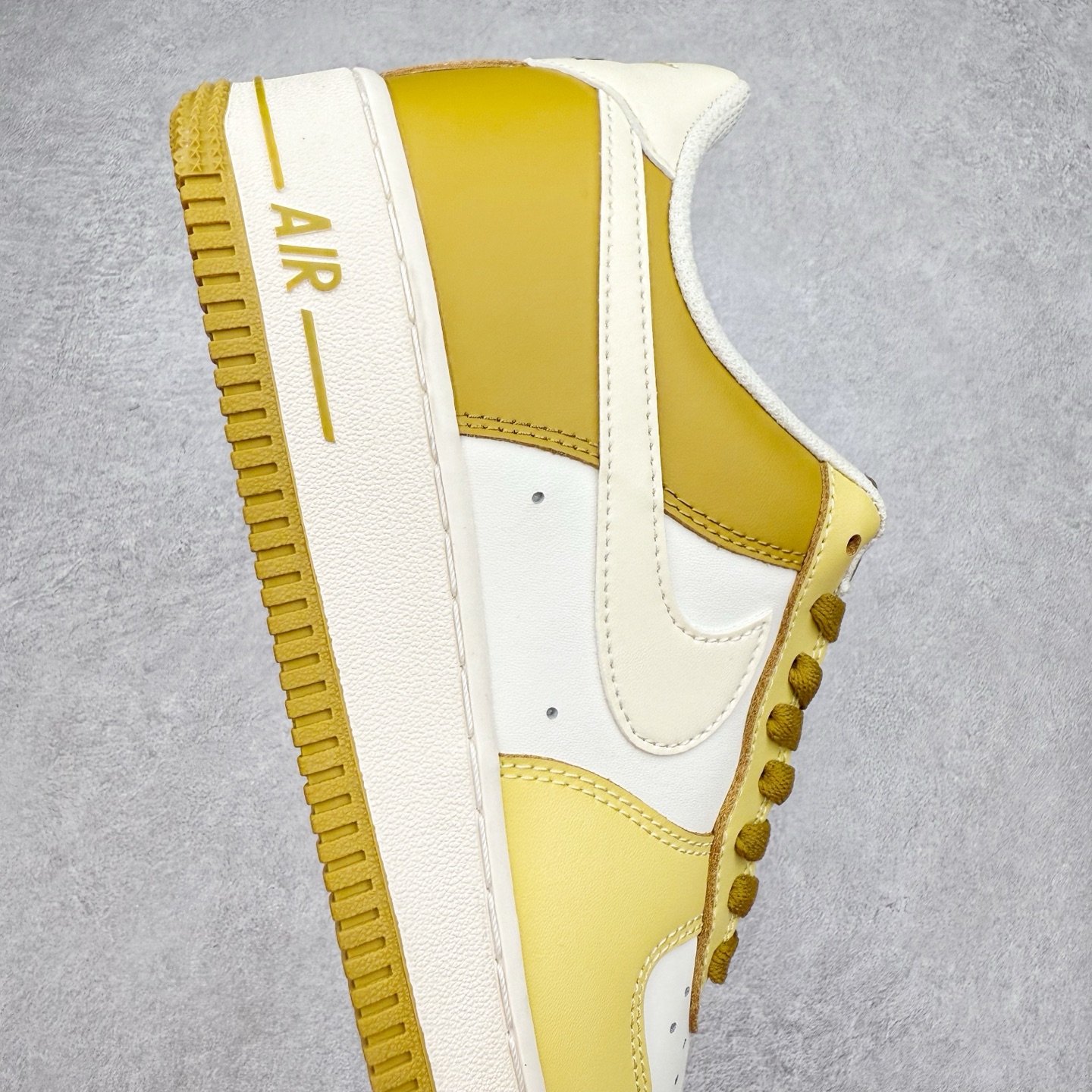 图片[6]-＃XT纯原 NK Air Force 1´07 Low 空军一号低帮百搭休闲运动板鞋 FZ4034-716 顶级批次 2022全新楦头鞋型 鱼鳞大底 历时开发三个月 清洁度完美 二维码鞋标 内置芯片及solo气垫 大底高度及其弧度依照正品 钢印 logo刺绣 鞋口弧度 鞋头长度 鞋面冲孔 鞋垫背胶及钢印 完美鞋型对比正品 每一处都是细节满满 柔软、弹性十足的缓震性能和出色的中底设计 横跨复古与现代的外型结合 造就出风靡全球 三十多年的Force 1 直到今天还深受青睐 实拍调校N版已经零色差零失真 百分百还原实物色彩所见即所得 不存在货不对板色差等低级问题 选购参考实物拍摄 不混卖不参货 只用心做好货严格选品 承诺混一赔十 尺码：36 36.5 37.5 38 38.5 39 40 40.5 41 42 42.5 43 44 44.5 45-选品中心