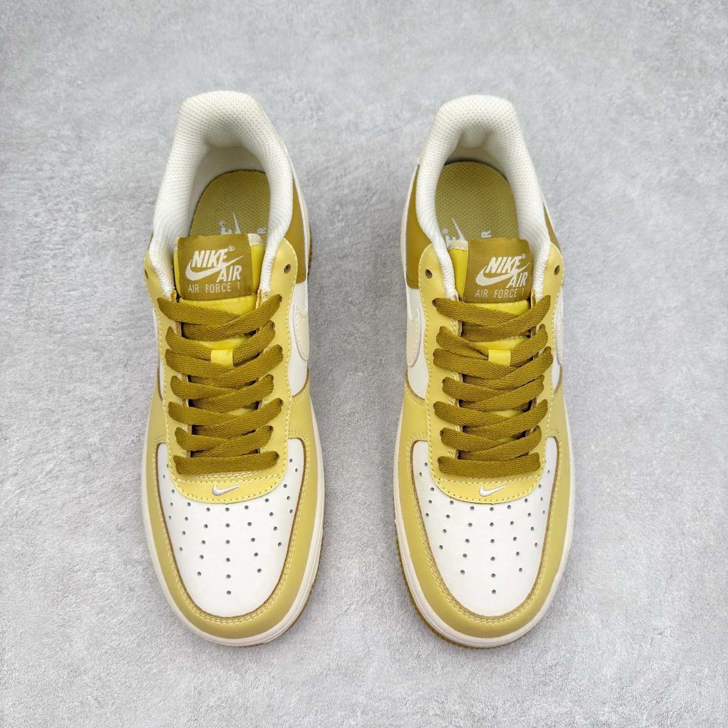 图片[2]-＃XT纯原 NK Air Force 1´07 Low 空军一号低帮百搭休闲运动板鞋 FZ4034-716 顶级批次 2022全新楦头鞋型 鱼鳞大底 历时开发三个月 清洁度完美 二维码鞋标 内置芯片及solo气垫 大底高度及其弧度依照正品 钢印 logo刺绣 鞋口弧度 鞋头长度 鞋面冲孔 鞋垫背胶及钢印 完美鞋型对比正品 每一处都是细节满满 柔软、弹性十足的缓震性能和出色的中底设计 横跨复古与现代的外型结合 造就出风靡全球 三十多年的Force 1 直到今天还深受青睐 实拍调校N版已经零色差零失真 百分百还原实物色彩所见即所得 不存在货不对板色差等低级问题 选购参考实物拍摄 不混卖不参货 只用心做好货严格选品 承诺混一赔十 尺码：36 36.5 37.5 38 38.5 39 40 40.5 41 42 42.5 43 44 44.5 45-选品中心