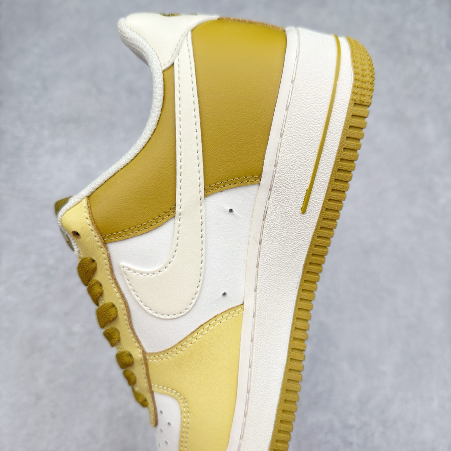 图片[7]-＃XT纯原 NK Air Force 1´07 Low 空军一号低帮百搭休闲运动板鞋 FZ4034-716 顶级批次 2022全新楦头鞋型 鱼鳞大底 历时开发三个月 清洁度完美 二维码鞋标 内置芯片及solo气垫 大底高度及其弧度依照正品 钢印 logo刺绣 鞋口弧度 鞋头长度 鞋面冲孔 鞋垫背胶及钢印 完美鞋型对比正品 每一处都是细节满满 柔软、弹性十足的缓震性能和出色的中底设计 横跨复古与现代的外型结合 造就出风靡全球 三十多年的Force 1 直到今天还深受青睐 实拍调校N版已经零色差零失真 百分百还原实物色彩所见即所得 不存在货不对板色差等低级问题 选购参考实物拍摄 不混卖不参货 只用心做好货严格选品 承诺混一赔十 尺码：36 36.5 37.5 38 38.5 39 40 40.5 41 42 42.5 43 44 44.5 45-选品中心