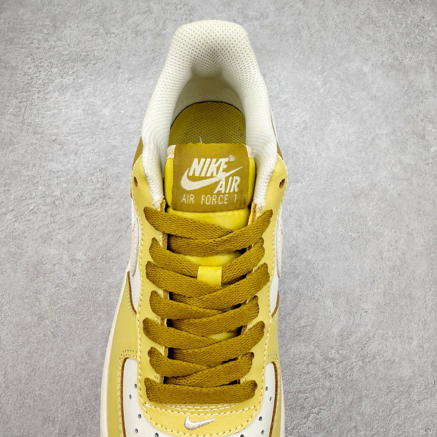 图片[5]-＃XT纯原 NK Air Force 1´07 Low 空军一号低帮百搭休闲运动板鞋 FZ4034-716 顶级批次 2022全新楦头鞋型 鱼鳞大底 历时开发三个月 清洁度完美 二维码鞋标 内置芯片及solo气垫 大底高度及其弧度依照正品 钢印 logo刺绣 鞋口弧度 鞋头长度 鞋面冲孔 鞋垫背胶及钢印 完美鞋型对比正品 每一处都是细节满满 柔软、弹性十足的缓震性能和出色的中底设计 横跨复古与现代的外型结合 造就出风靡全球 三十多年的Force 1 直到今天还深受青睐 实拍调校N版已经零色差零失真 百分百还原实物色彩所见即所得 不存在货不对板色差等低级问题 选购参考实物拍摄 不混卖不参货 只用心做好货严格选品 承诺混一赔十 尺码：36 36.5 37.5 38 38.5 39 40 40.5 41 42 42.5 43 44 44.5 45-选品中心