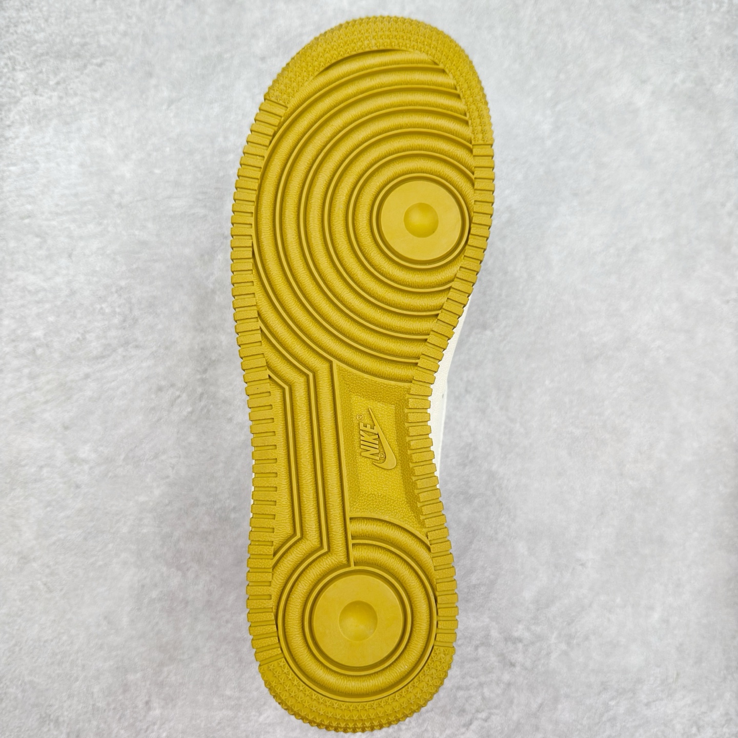 图片[9]-＃XT纯原 NK Air Force 1´07 Low 空军一号低帮百搭休闲运动板鞋 FZ4034-716 顶级批次 2022全新楦头鞋型 鱼鳞大底 历时开发三个月 清洁度完美 二维码鞋标 内置芯片及solo气垫 大底高度及其弧度依照正品 钢印 logo刺绣 鞋口弧度 鞋头长度 鞋面冲孔 鞋垫背胶及钢印 完美鞋型对比正品 每一处都是细节满满 柔软、弹性十足的缓震性能和出色的中底设计 横跨复古与现代的外型结合 造就出风靡全球 三十多年的Force 1 直到今天还深受青睐 实拍调校N版已经零色差零失真 百分百还原实物色彩所见即所得 不存在货不对板色差等低级问题 选购参考实物拍摄 不混卖不参货 只用心做好货严格选品 承诺混一赔十 尺码：36 36.5 37.5 38 38.5 39 40 40.5 41 42 42.5 43 44 44.5 45-选品中心