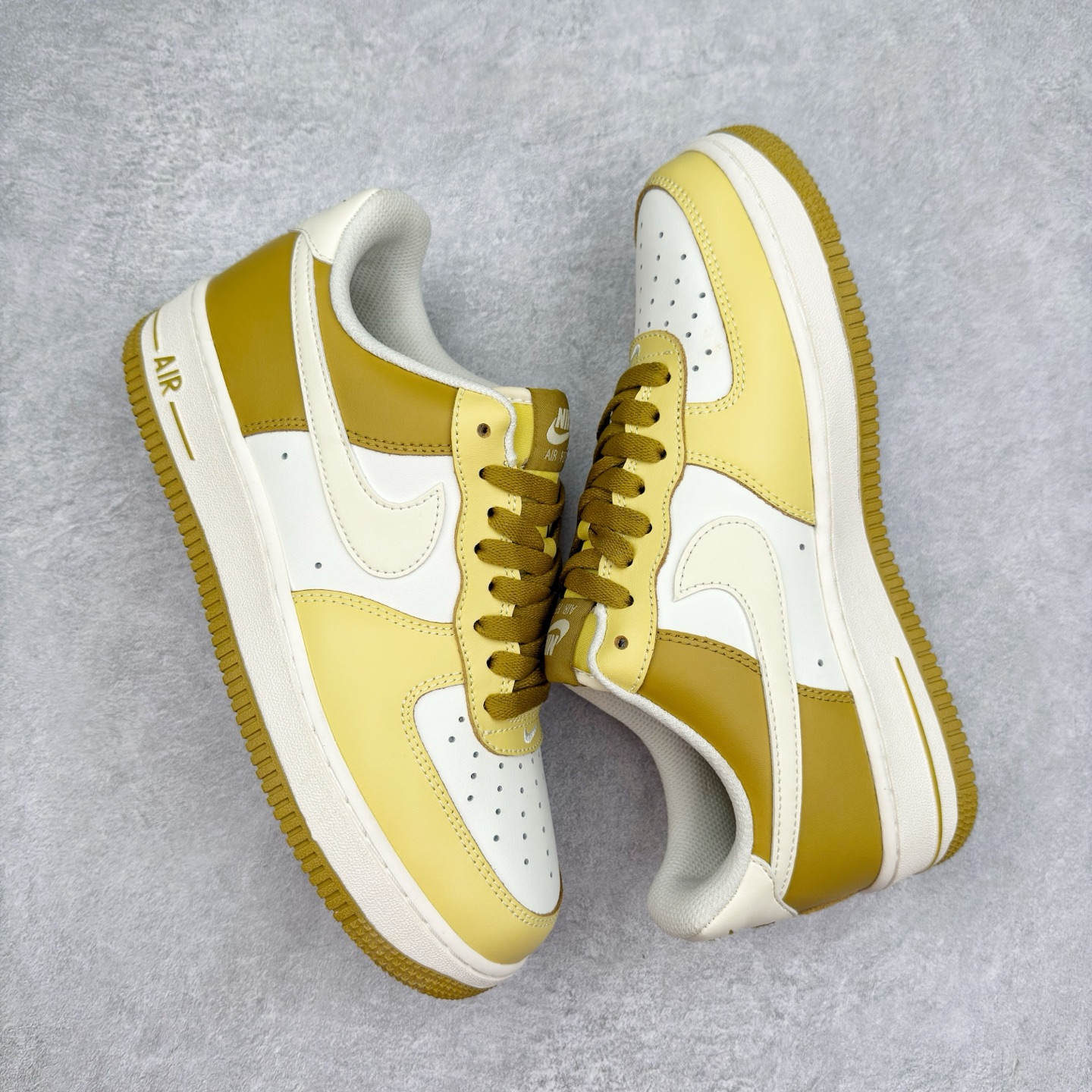 图片[3]-＃XT纯原 NK Air Force 1´07 Low 空军一号低帮百搭休闲运动板鞋 FZ4034-716 顶级批次 2022全新楦头鞋型 鱼鳞大底 历时开发三个月 清洁度完美 二维码鞋标 内置芯片及solo气垫 大底高度及其弧度依照正品 钢印 logo刺绣 鞋口弧度 鞋头长度 鞋面冲孔 鞋垫背胶及钢印 完美鞋型对比正品 每一处都是细节满满 柔软、弹性十足的缓震性能和出色的中底设计 横跨复古与现代的外型结合 造就出风靡全球 三十多年的Force 1 直到今天还深受青睐 实拍调校N版已经零色差零失真 百分百还原实物色彩所见即所得 不存在货不对板色差等低级问题 选购参考实物拍摄 不混卖不参货 只用心做好货严格选品 承诺混一赔十 尺码：36 36.5 37.5 38 38.5 39 40 40.5 41 42 42.5 43 44 44.5 45-选品中心