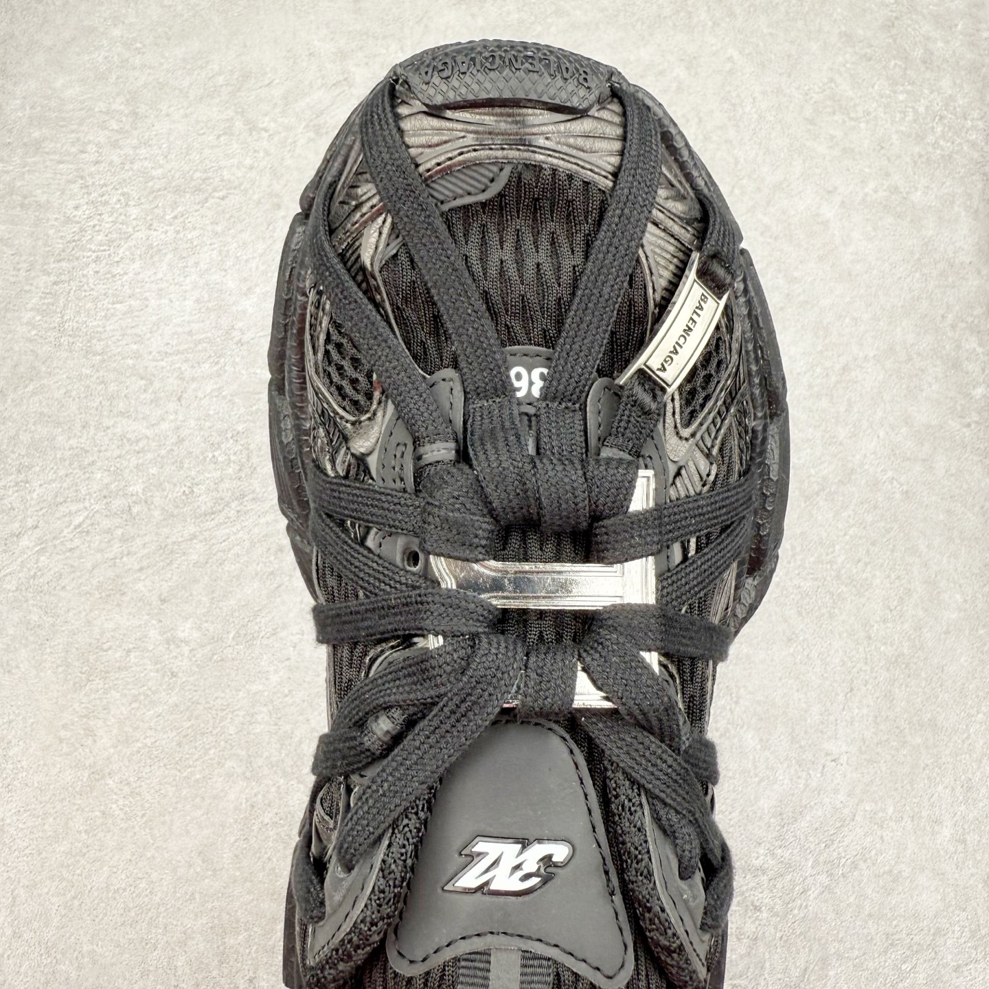 图片[4]-＃VG零售版 BALENCIAGA 3XL Sneakers 巴黎世家十代网布系带低帮走秀复古老爹鞋 全套原纸板楦头开发 最原汁原味的灵魂版型 全鞋荧光划线卡点 胶水把控整洁度追求极致完美 每一双都是工艺品 多重QC质检 超越公司货的品控标准 实实在在的免检产品 原盒原配 正确字体电绣 粗细、位置、大小正确 侧边TPU 透气孔匹配意产原版 正确分离大底 TPU软底 原版一致大底LOGO 立体感十足 原厂皮料水洗做旧 采购原厂网纱 不含皮革 网布材料和聚氨酯 磨损效果 鞋头边缘和后帮 Balenciaga 徽标 鞋面和后跟凸印尺码 鞋舌 3XL 橡胶品牌标识和反光细节 鞋帮拉袢和鞋舌拉祥 配反光细节 备用鞋带在鞋履前侧 可在穿着前取下 便于不同造型搭配 正常尺码 尺码：35 36 37 38 39 40 41 42 43 44 45 46-选品中心