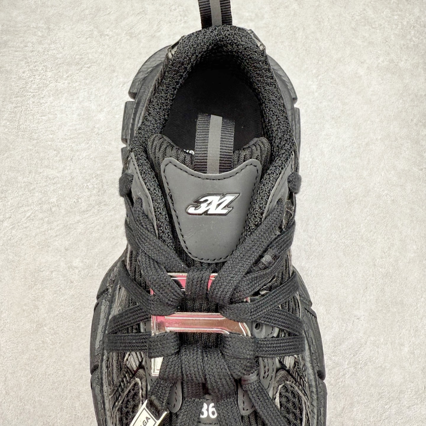 图片[5]-＃VG零售版 BALENCIAGA 3XL Sneakers 巴黎世家十代网布系带低帮走秀复古老爹鞋 全套原纸板楦头开发 最原汁原味的灵魂版型 全鞋荧光划线卡点 胶水把控整洁度追求极致完美 每一双都是工艺品 多重QC质检 超越公司货的品控标准 实实在在的免检产品 原盒原配 正确字体电绣 粗细、位置、大小正确 侧边TPU 透气孔匹配意产原版 正确分离大底 TPU软底 原版一致大底LOGO 立体感十足 原厂皮料水洗做旧 采购原厂网纱 不含皮革 网布材料和聚氨酯 磨损效果 鞋头边缘和后帮 Balenciaga 徽标 鞋面和后跟凸印尺码 鞋舌 3XL 橡胶品牌标识和反光细节 鞋帮拉袢和鞋舌拉祥 配反光细节 备用鞋带在鞋履前侧 可在穿着前取下 便于不同造型搭配 正常尺码 尺码：35 36 37 38 39 40 41 42 43 44 45 46-选品中心