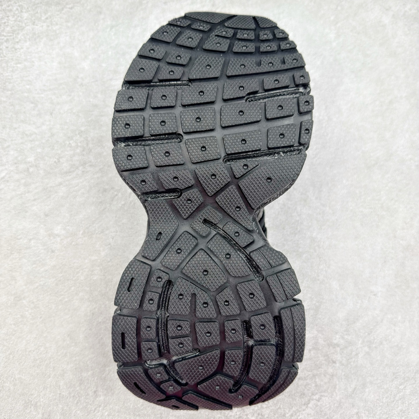 图片[9]-＃VG零售版 BALENCIAGA 3XL Sneakers 巴黎世家十代网布系带低帮走秀复古老爹鞋 全套原纸板楦头开发 最原汁原味的灵魂版型 全鞋荧光划线卡点 胶水把控整洁度追求极致完美 每一双都是工艺品 多重QC质检 超越公司货的品控标准 实实在在的免检产品 原盒原配 正确字体电绣 粗细、位置、大小正确 侧边TPU 透气孔匹配意产原版 正确分离大底 TPU软底 原版一致大底LOGO 立体感十足 原厂皮料水洗做旧 采购原厂网纱 不含皮革 网布材料和聚氨酯 磨损效果 鞋头边缘和后帮 Balenciaga 徽标 鞋面和后跟凸印尺码 鞋舌 3XL 橡胶品牌标识和反光细节 鞋帮拉袢和鞋舌拉祥 配反光细节 备用鞋带在鞋履前侧 可在穿着前取下 便于不同造型搭配 正常尺码 尺码：35 36 37 38 39 40 41 42 43 44 45 46-选品中心