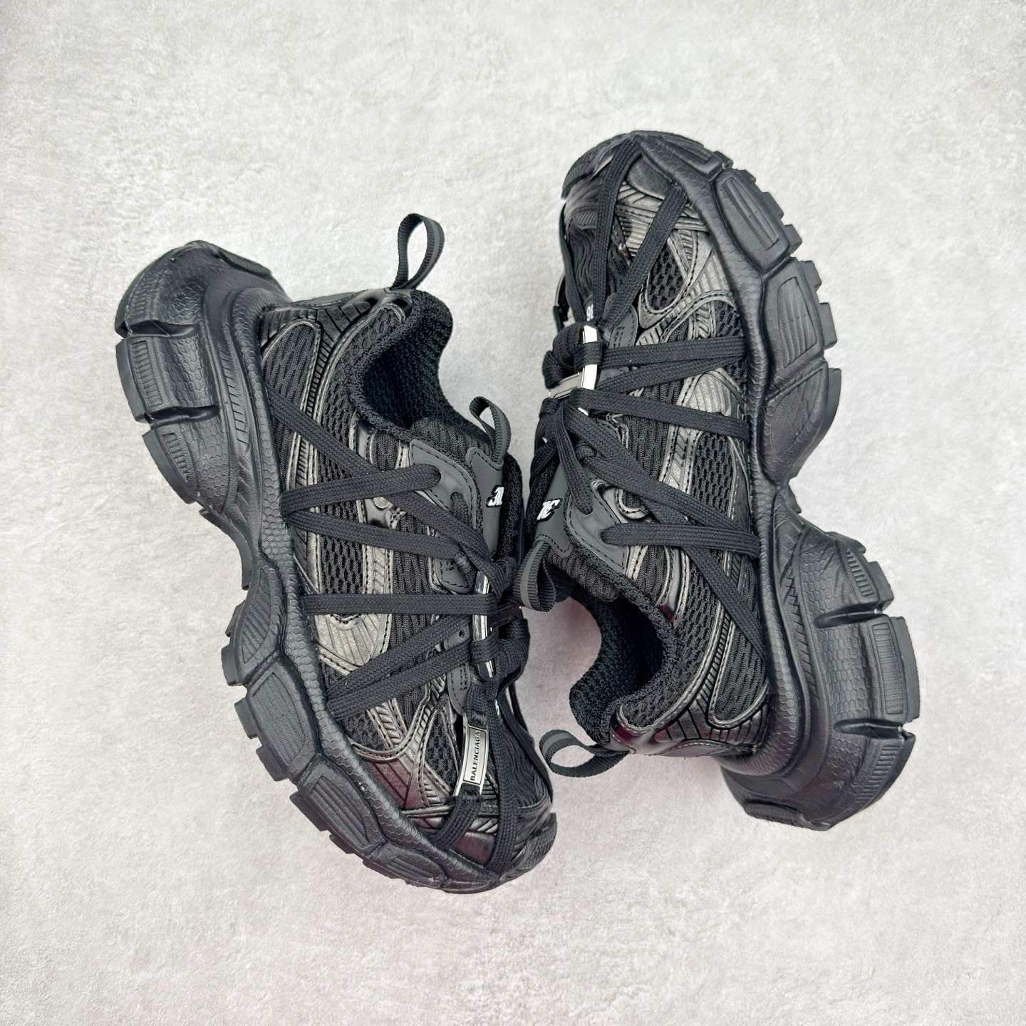 图片[3]-＃VG零售版 BALENCIAGA 3XL Sneakers 巴黎世家十代网布系带低帮走秀复古老爹鞋 全套原纸板楦头开发 最原汁原味的灵魂版型 全鞋荧光划线卡点 胶水把控整洁度追求极致完美 每一双都是工艺品 多重QC质检 超越公司货的品控标准 实实在在的免检产品 原盒原配 正确字体电绣 粗细、位置、大小正确 侧边TPU 透气孔匹配意产原版 正确分离大底 TPU软底 原版一致大底LOGO 立体感十足 原厂皮料水洗做旧 采购原厂网纱 不含皮革 网布材料和聚氨酯 磨损效果 鞋头边缘和后帮 Balenciaga 徽标 鞋面和后跟凸印尺码 鞋舌 3XL 橡胶品牌标识和反光细节 鞋帮拉袢和鞋舌拉祥 配反光细节 备用鞋带在鞋履前侧 可在穿着前取下 便于不同造型搭配 正常尺码 尺码：35 36 37 38 39 40 41 42 43 44 45 46-选品中心