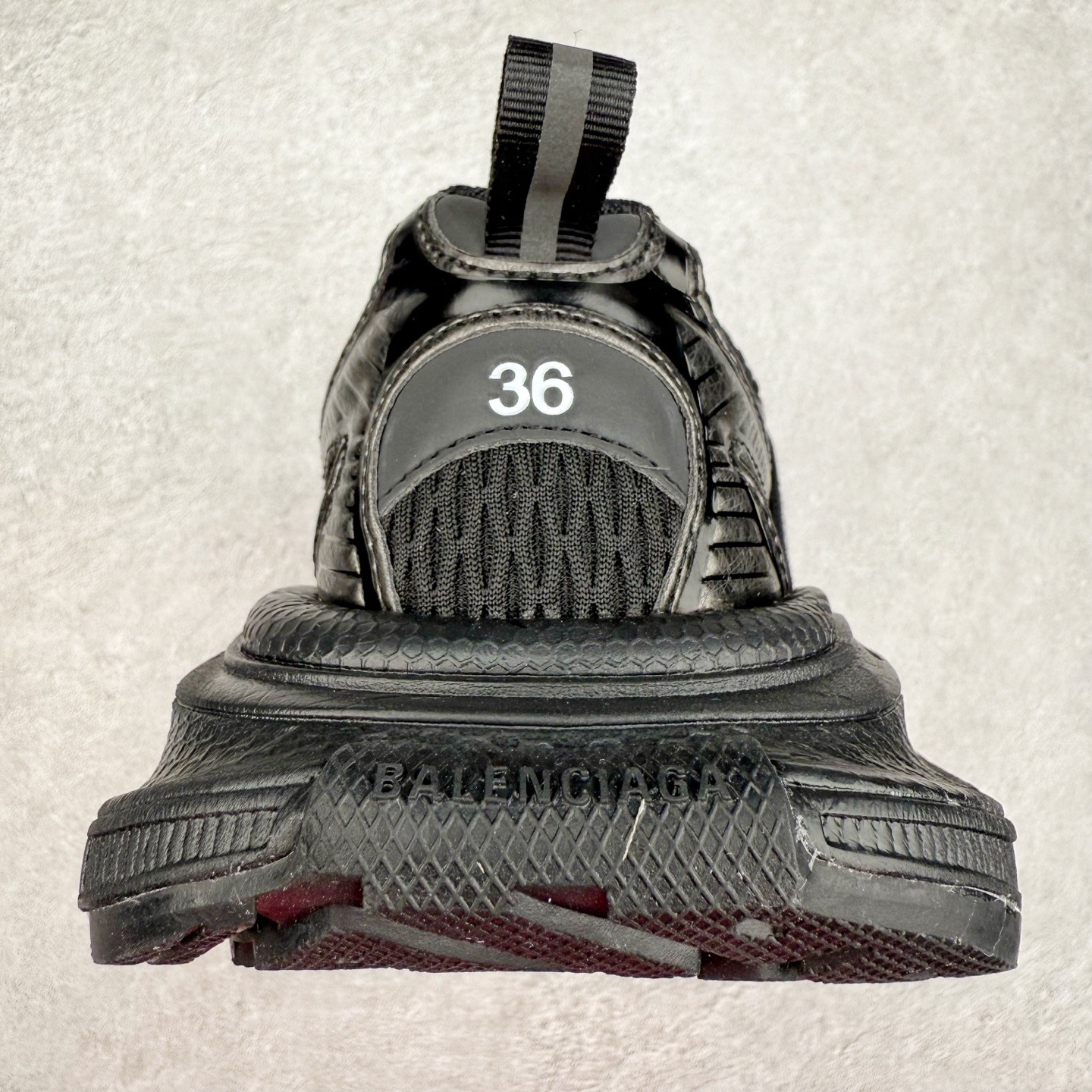 图片[8]-＃VG零售版 BALENCIAGA 3XL Sneakers 巴黎世家十代网布系带低帮走秀复古老爹鞋 全套原纸板楦头开发 最原汁原味的灵魂版型 全鞋荧光划线卡点 胶水把控整洁度追求极致完美 每一双都是工艺品 多重QC质检 超越公司货的品控标准 实实在在的免检产品 原盒原配 正确字体电绣 粗细、位置、大小正确 侧边TPU 透气孔匹配意产原版 正确分离大底 TPU软底 原版一致大底LOGO 立体感十足 原厂皮料水洗做旧 采购原厂网纱 不含皮革 网布材料和聚氨酯 磨损效果 鞋头边缘和后帮 Balenciaga 徽标 鞋面和后跟凸印尺码 鞋舌 3XL 橡胶品牌标识和反光细节 鞋帮拉袢和鞋舌拉祥 配反光细节 备用鞋带在鞋履前侧 可在穿着前取下 便于不同造型搭配 正常尺码 尺码：35 36 37 38 39 40 41 42 43 44 45 46-选品中心