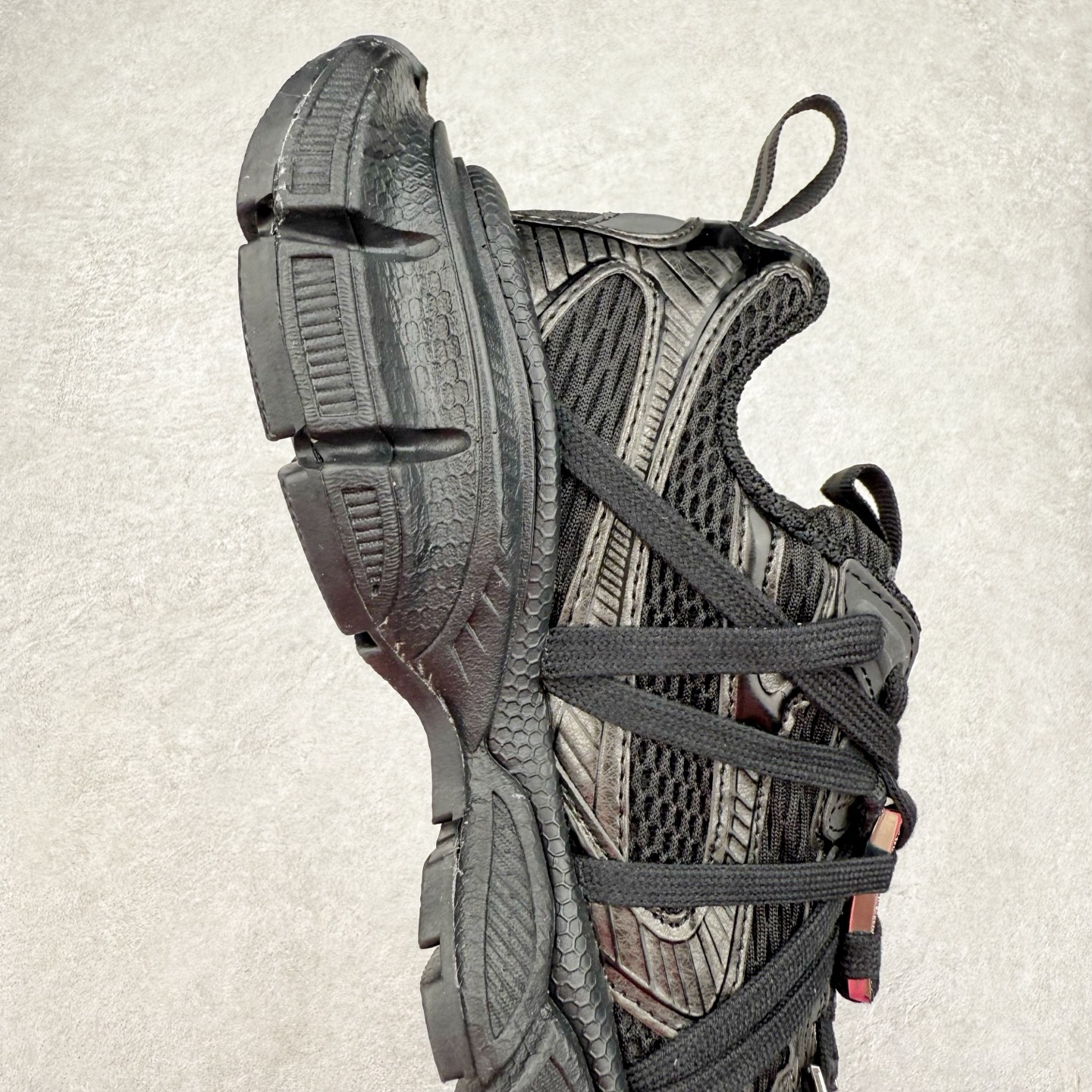 图片[6]-＃VG零售版 BALENCIAGA 3XL Sneakers 巴黎世家十代网布系带低帮走秀复古老爹鞋 全套原纸板楦头开发 最原汁原味的灵魂版型 全鞋荧光划线卡点 胶水把控整洁度追求极致完美 每一双都是工艺品 多重QC质检 超越公司货的品控标准 实实在在的免检产品 原盒原配 正确字体电绣 粗细、位置、大小正确 侧边TPU 透气孔匹配意产原版 正确分离大底 TPU软底 原版一致大底LOGO 立体感十足 原厂皮料水洗做旧 采购原厂网纱 不含皮革 网布材料和聚氨酯 磨损效果 鞋头边缘和后帮 Balenciaga 徽标 鞋面和后跟凸印尺码 鞋舌 3XL 橡胶品牌标识和反光细节 鞋帮拉袢和鞋舌拉祥 配反光细节 备用鞋带在鞋履前侧 可在穿着前取下 便于不同造型搭配 正常尺码 尺码：35 36 37 38 39 40 41 42 43 44 45 46-选品中心