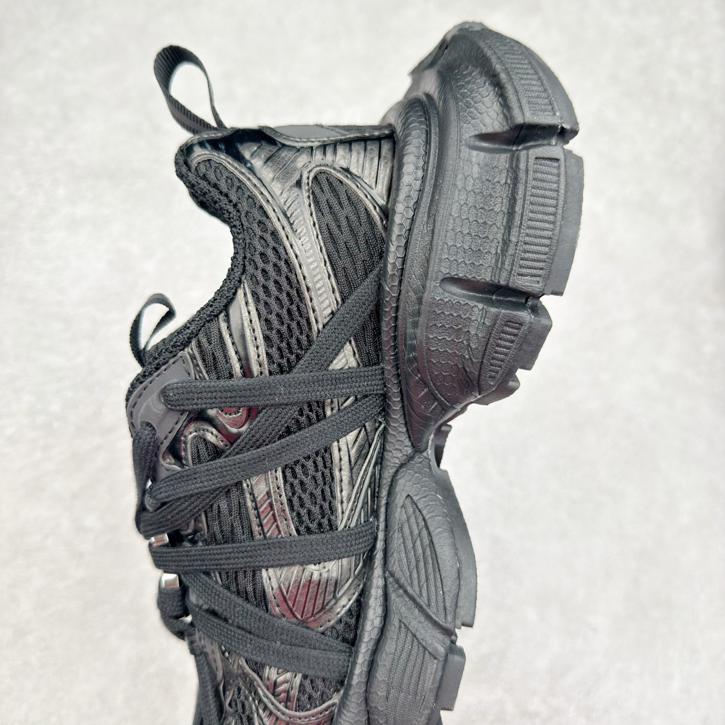 图片[7]-＃VG零售版 BALENCIAGA 3XL Sneakers 巴黎世家十代网布系带低帮走秀复古老爹鞋 全套原纸板楦头开发 最原汁原味的灵魂版型 全鞋荧光划线卡点 胶水把控整洁度追求极致完美 每一双都是工艺品 多重QC质检 超越公司货的品控标准 实实在在的免检产品 原盒原配 正确字体电绣 粗细、位置、大小正确 侧边TPU 透气孔匹配意产原版 正确分离大底 TPU软底 原版一致大底LOGO 立体感十足 原厂皮料水洗做旧 采购原厂网纱 不含皮革 网布材料和聚氨酯 磨损效果 鞋头边缘和后帮 Balenciaga 徽标 鞋面和后跟凸印尺码 鞋舌 3XL 橡胶品牌标识和反光细节 鞋帮拉袢和鞋舌拉祥 配反光细节 备用鞋带在鞋履前侧 可在穿着前取下 便于不同造型搭配 正常尺码 尺码：35 36 37 38 39 40 41 42 43 44 45 46-选品中心