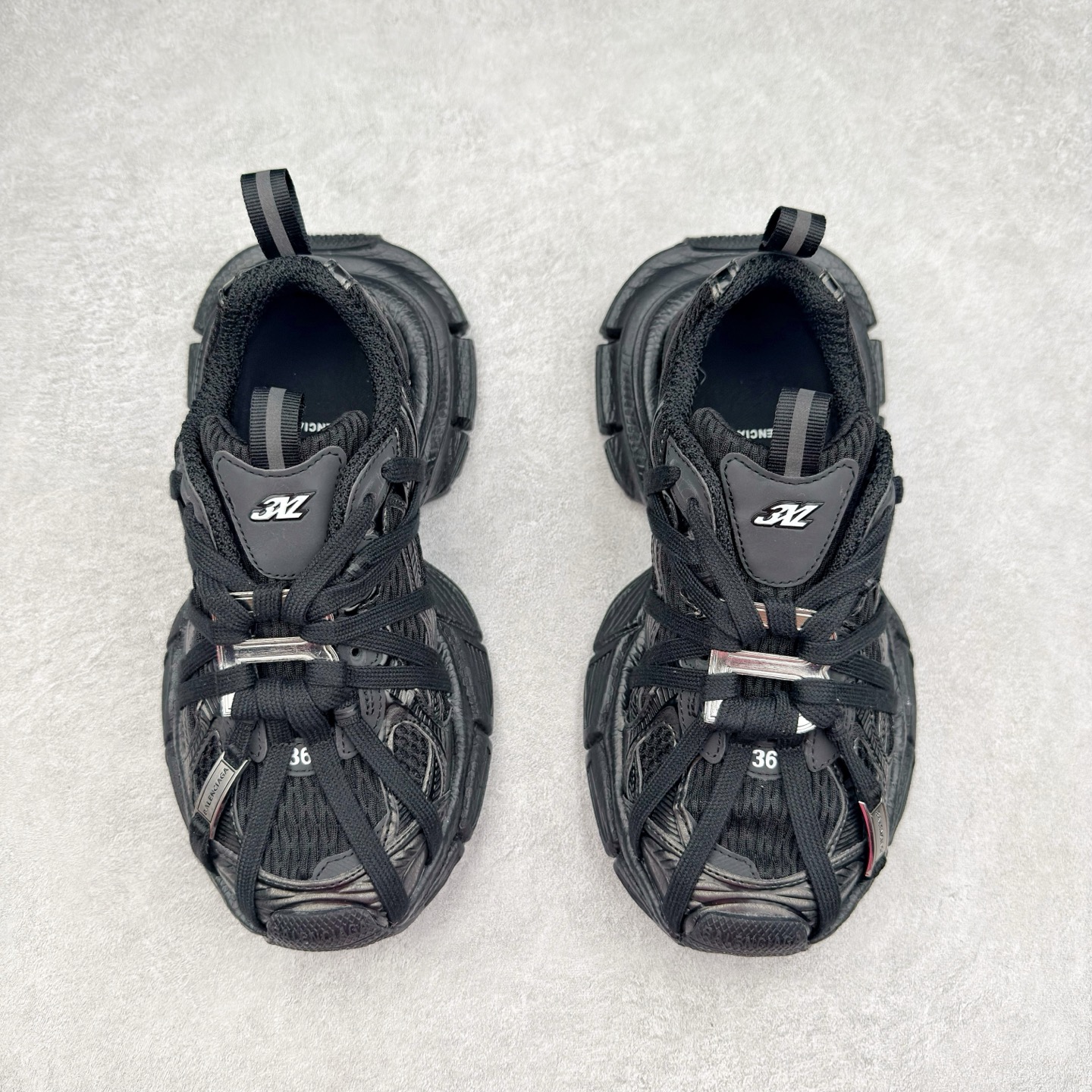 图片[2]-＃VG零售版 BALENCIAGA 3XL Sneakers 巴黎世家十代网布系带低帮走秀复古老爹鞋 全套原纸板楦头开发 最原汁原味的灵魂版型 全鞋荧光划线卡点 胶水把控整洁度追求极致完美 每一双都是工艺品 多重QC质检 超越公司货的品控标准 实实在在的免检产品 原盒原配 正确字体电绣 粗细、位置、大小正确 侧边TPU 透气孔匹配意产原版 正确分离大底 TPU软底 原版一致大底LOGO 立体感十足 原厂皮料水洗做旧 采购原厂网纱 不含皮革 网布材料和聚氨酯 磨损效果 鞋头边缘和后帮 Balenciaga 徽标 鞋面和后跟凸印尺码 鞋舌 3XL 橡胶品牌标识和反光细节 鞋帮拉袢和鞋舌拉祥 配反光细节 备用鞋带在鞋履前侧 可在穿着前取下 便于不同造型搭配 正常尺码 尺码：35 36 37 38 39 40 41 42 43 44 45 46-选品中心