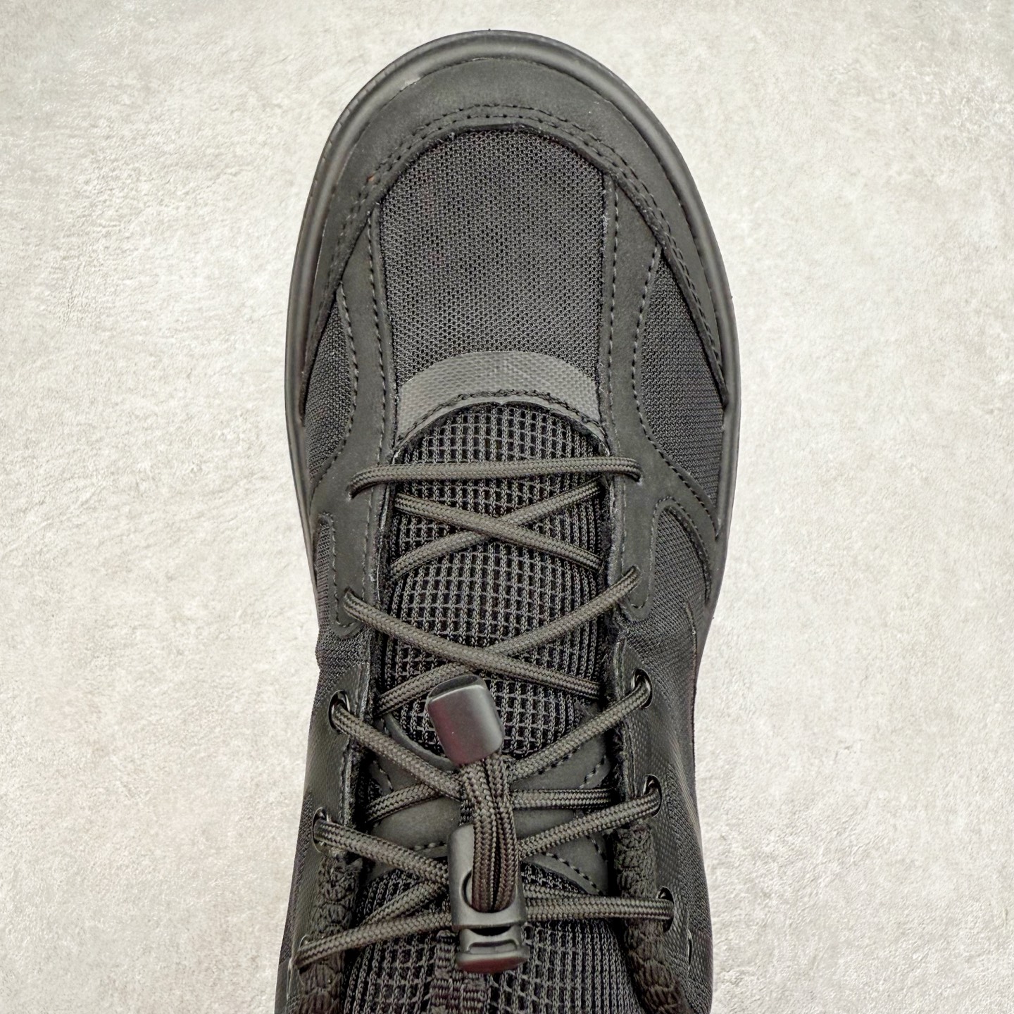 图片[4]-HOKA ONE ONE Bondi B3 LS 运动舒适低帮跑步鞋 男女同款 HOKA ONE ONE是来自美国的跑步鞋知名品牌，创立于2009年，始终致力于为所有跑者提供更新、更好的跑步装备。相比常规跑鞋，HOKA ONE ONE特别研发使用性能独特的几何形跑鞋中底，此种鞋底更厚、更高、回弹性也更好，除了卓越的缓冲性能，它还能为各种阶段的跑者带来更具动感、更加稳定的跑步体验。HOKAONE ONE从设计之初就清楚意识到，要保证跑者步幅的均匀一致，双脚自然而然的运动至关重要。实拍调校N版已经零色差零失真 百分百还原实物色彩所见即所得 不存在货不对板色差等低级问题 选购参考实物拍摄 不混卖不参货 只用心做好货严格选品 承诺混一赔十 尺码：36 36.5 37.5 38 38.5 39 40 40.5 41 42 42.5 43 44 44.5 45-选品中心