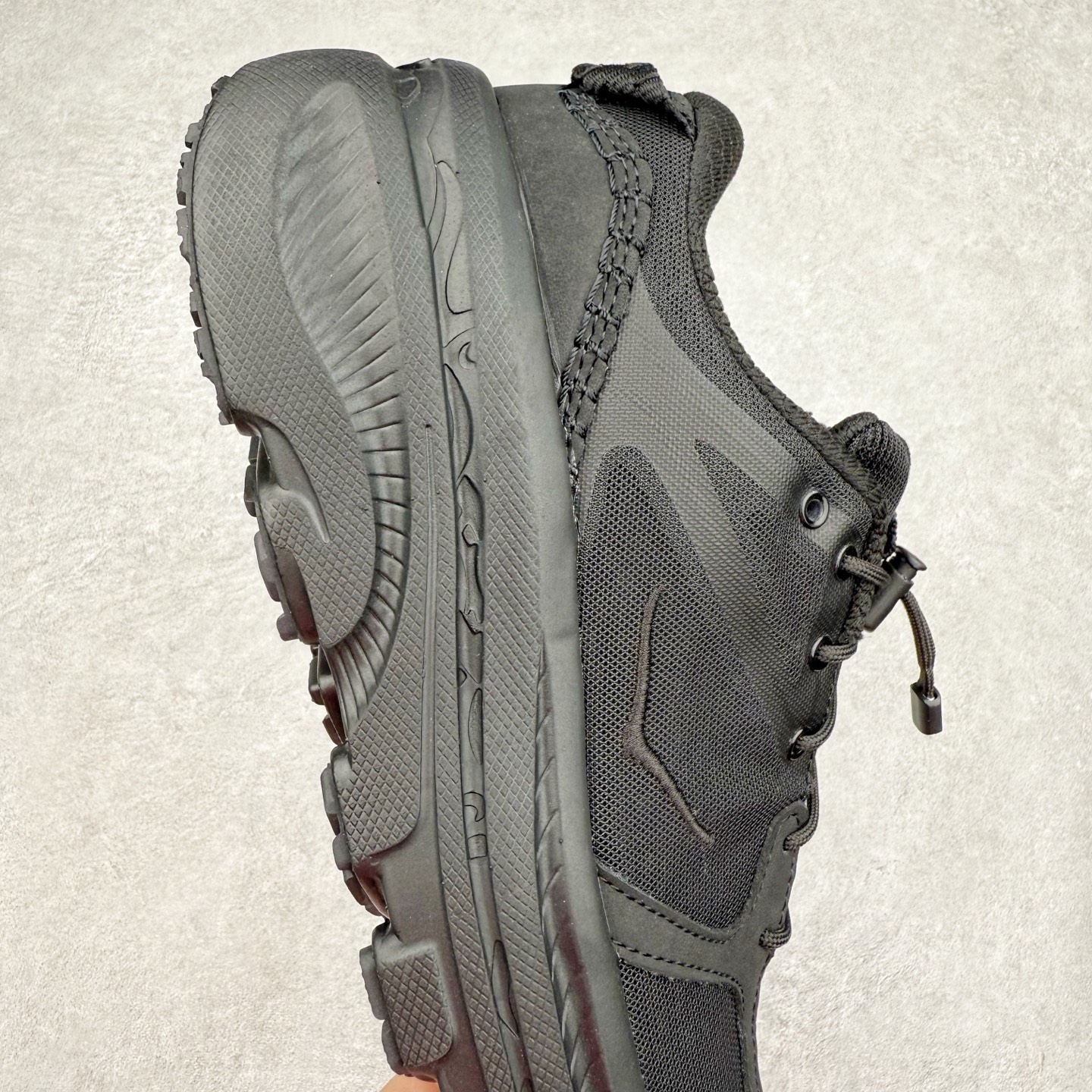 图片[6]-HOKA ONE ONE Bondi B3 LS 运动舒适低帮跑步鞋 男女同款 HOKA ONE ONE是来自美国的跑步鞋知名品牌，创立于2009年，始终致力于为所有跑者提供更新、更好的跑步装备。相比常规跑鞋，HOKA ONE ONE特别研发使用性能独特的几何形跑鞋中底，此种鞋底更厚、更高、回弹性也更好，除了卓越的缓冲性能，它还能为各种阶段的跑者带来更具动感、更加稳定的跑步体验。HOKAONE ONE从设计之初就清楚意识到，要保证跑者步幅的均匀一致，双脚自然而然的运动至关重要。实拍调校N版已经零色差零失真 百分百还原实物色彩所见即所得 不存在货不对板色差等低级问题 选购参考实物拍摄 不混卖不参货 只用心做好货严格选品 承诺混一赔十 尺码：36 36.5 37.5 38 38.5 39 40 40.5 41 42 42.5 43 44 44.5 45-选品中心