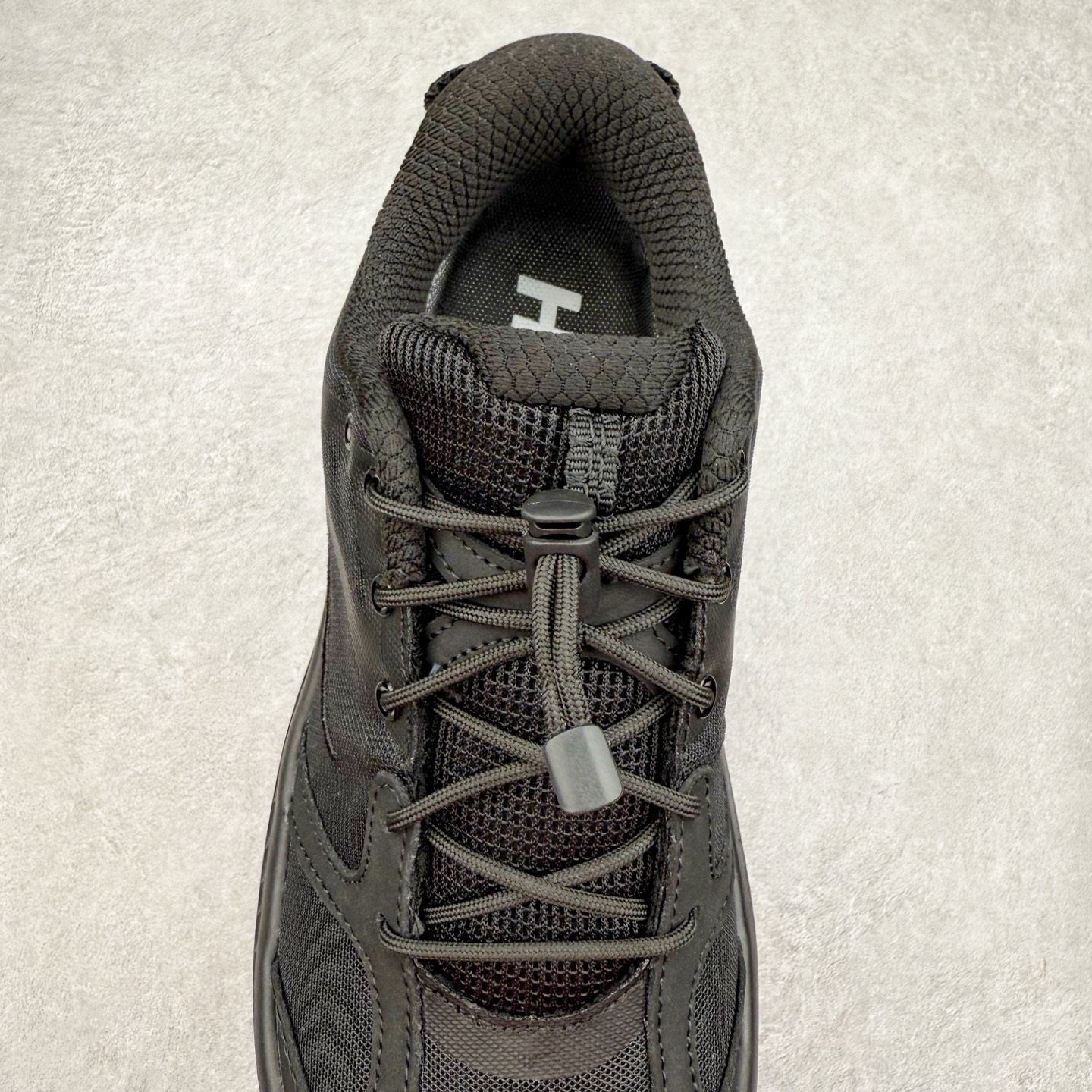 图片[5]-HOKA ONE ONE Bondi B3 LS 运动舒适低帮跑步鞋 男女同款 HOKA ONE ONE是来自美国的跑步鞋知名品牌，创立于2009年，始终致力于为所有跑者提供更新、更好的跑步装备。相比常规跑鞋，HOKA ONE ONE特别研发使用性能独特的几何形跑鞋中底，此种鞋底更厚、更高、回弹性也更好，除了卓越的缓冲性能，它还能为各种阶段的跑者带来更具动感、更加稳定的跑步体验。HOKAONE ONE从设计之初就清楚意识到，要保证跑者步幅的均匀一致，双脚自然而然的运动至关重要。实拍调校N版已经零色差零失真 百分百还原实物色彩所见即所得 不存在货不对板色差等低级问题 选购参考实物拍摄 不混卖不参货 只用心做好货严格选品 承诺混一赔十 尺码：36 36.5 37.5 38 38.5 39 40 40.5 41 42 42.5 43 44 44.5 45-选品中心