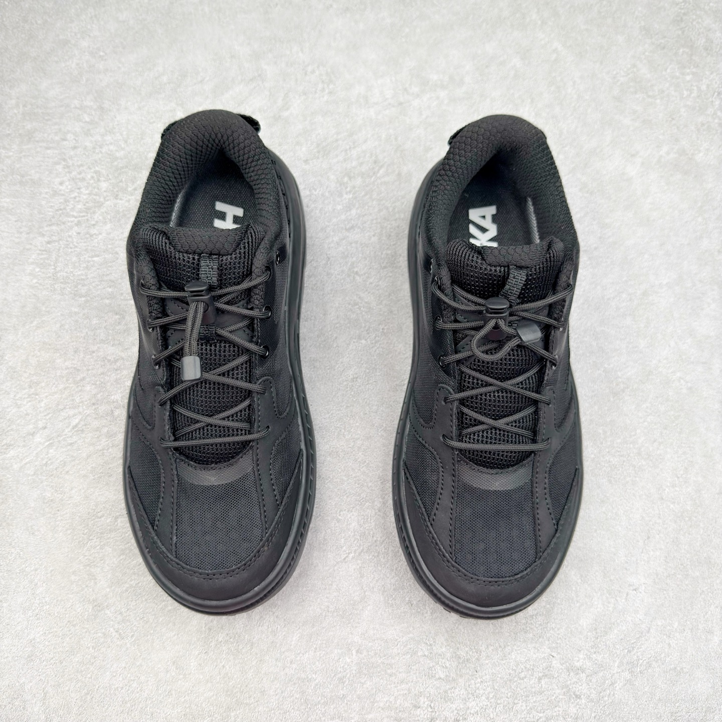 图片[2]-HOKA ONE ONE Bondi B3 LS 运动舒适低帮跑步鞋 男女同款 HOKA ONE ONE是来自美国的跑步鞋知名品牌，创立于2009年，始终致力于为所有跑者提供更新、更好的跑步装备。相比常规跑鞋，HOKA ONE ONE特别研发使用性能独特的几何形跑鞋中底，此种鞋底更厚、更高、回弹性也更好，除了卓越的缓冲性能，它还能为各种阶段的跑者带来更具动感、更加稳定的跑步体验。HOKAONE ONE从设计之初就清楚意识到，要保证跑者步幅的均匀一致，双脚自然而然的运动至关重要。实拍调校N版已经零色差零失真 百分百还原实物色彩所见即所得 不存在货不对板色差等低级问题 选购参考实物拍摄 不混卖不参货 只用心做好货严格选品 承诺混一赔十 尺码：36 36.5 37.5 38 38.5 39 40 40.5 41 42 42.5 43 44 44.5 45-选品中心