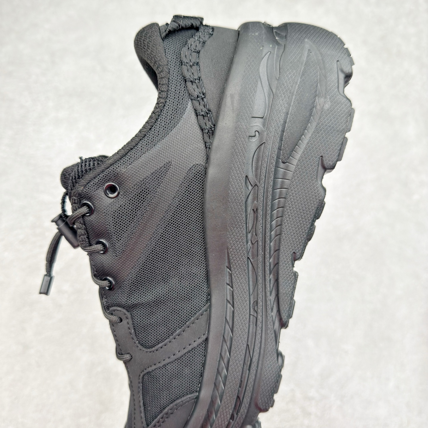 图片[7]-HOKA ONE ONE Bondi B3 LS 运动舒适低帮跑步鞋 男女同款 HOKA ONE ONE是来自美国的跑步鞋知名品牌，创立于2009年，始终致力于为所有跑者提供更新、更好的跑步装备。相比常规跑鞋，HOKA ONE ONE特别研发使用性能独特的几何形跑鞋中底，此种鞋底更厚、更高、回弹性也更好，除了卓越的缓冲性能，它还能为各种阶段的跑者带来更具动感、更加稳定的跑步体验。HOKAONE ONE从设计之初就清楚意识到，要保证跑者步幅的均匀一致，双脚自然而然的运动至关重要。实拍调校N版已经零色差零失真 百分百还原实物色彩所见即所得 不存在货不对板色差等低级问题 选购参考实物拍摄 不混卖不参货 只用心做好货严格选品 承诺混一赔十 尺码：36 36.5 37.5 38 38.5 39 40 40.5 41 42 42.5 43 44 44.5 45-选品中心