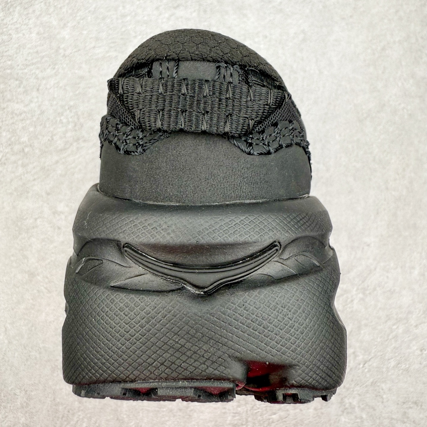 图片[8]-HOKA ONE ONE Bondi B3 LS 运动舒适低帮跑步鞋 男女同款 HOKA ONE ONE是来自美国的跑步鞋知名品牌，创立于2009年，始终致力于为所有跑者提供更新、更好的跑步装备。相比常规跑鞋，HOKA ONE ONE特别研发使用性能独特的几何形跑鞋中底，此种鞋底更厚、更高、回弹性也更好，除了卓越的缓冲性能，它还能为各种阶段的跑者带来更具动感、更加稳定的跑步体验。HOKAONE ONE从设计之初就清楚意识到，要保证跑者步幅的均匀一致，双脚自然而然的运动至关重要。实拍调校N版已经零色差零失真 百分百还原实物色彩所见即所得 不存在货不对板色差等低级问题 选购参考实物拍摄 不混卖不参货 只用心做好货严格选品 承诺混一赔十 尺码：36 36.5 37.5 38 38.5 39 40 40.5 41 42 42.5 43 44 44.5 45-选品中心