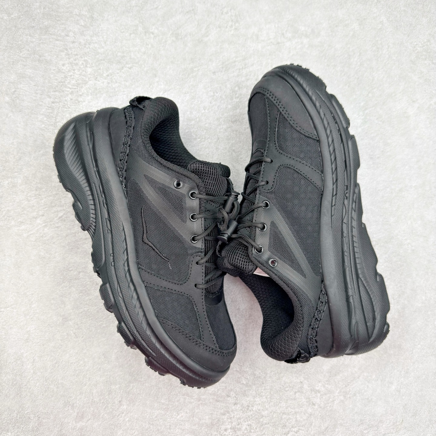 图片[3]-HOKA ONE ONE Bondi B3 LS 运动舒适低帮跑步鞋 男女同款 HOKA ONE ONE是来自美国的跑步鞋知名品牌，创立于2009年，始终致力于为所有跑者提供更新、更好的跑步装备。相比常规跑鞋，HOKA ONE ONE特别研发使用性能独特的几何形跑鞋中底，此种鞋底更厚、更高、回弹性也更好，除了卓越的缓冲性能，它还能为各种阶段的跑者带来更具动感、更加稳定的跑步体验。HOKAONE ONE从设计之初就清楚意识到，要保证跑者步幅的均匀一致，双脚自然而然的运动至关重要。实拍调校N版已经零色差零失真 百分百还原实物色彩所见即所得 不存在货不对板色差等低级问题 选购参考实物拍摄 不混卖不参货 只用心做好货严格选品 承诺混一赔十 尺码：36 36.5 37.5 38 38.5 39 40 40.5 41 42 42.5 43 44 44.5 45-选品中心