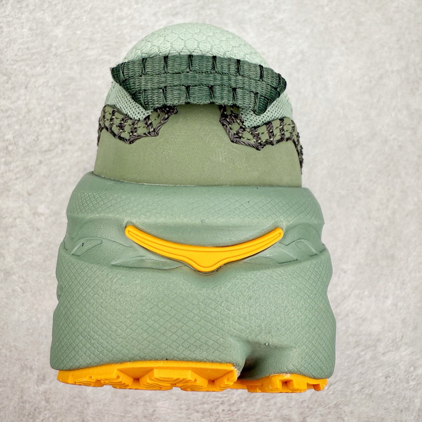 图片[8]-HOKA ONE ONE Bondi B3 LS 运动舒适低帮跑步鞋 男女同款 HOKA ONE ONE是来自美国的跑步鞋知名品牌，创立于2009年，始终致力于为所有跑者提供更新、更好的跑步装备。相比常规跑鞋，HOKA ONE ONE特别研发使用性能独特的几何形跑鞋中底，此种鞋底更厚、更高、回弹性也更好，除了卓越的缓冲性能，它还能为各种阶段的跑者带来更具动感、更加稳定的跑步体验。HOKAONE ONE从设计之初就清楚意识到，要保证跑者步幅的均匀一致，双脚自然而然的运动至关重要。实拍调校N版已经零色差零失真 百分百还原实物色彩所见即所得 不存在货不对板色差等低级问题 选购参考实物拍摄 不混卖不参货 只用心做好货严格选品 承诺混一赔十 尺码：36 36.5 37.5 38 38.5 39 40 40.5 41 42 42.5 43 44 44.5 45-选品中心