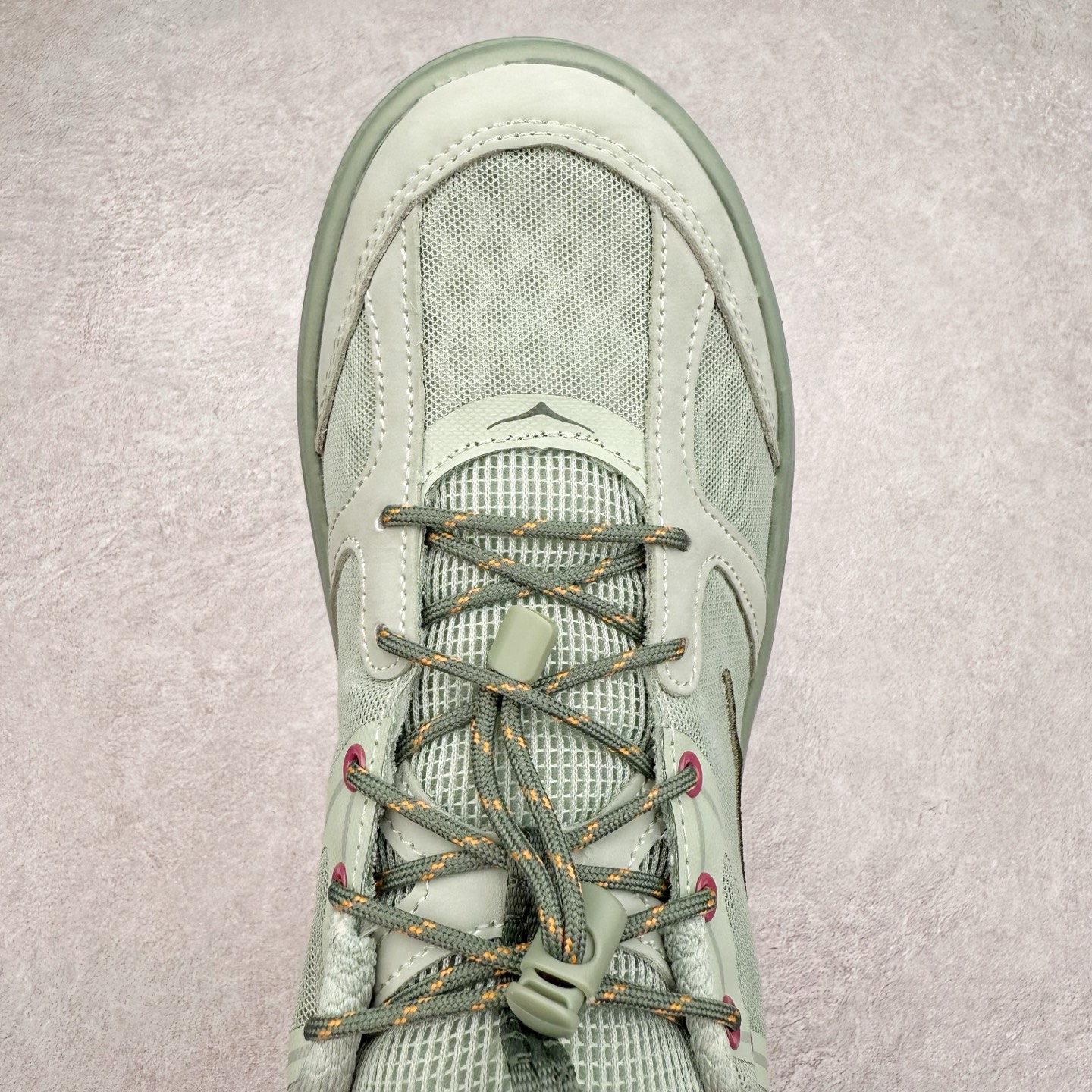 图片[4]-HOKA ONE ONE Bondi B3 LS 运动舒适低帮跑步鞋 男女同款 HOKA ONE ONE是来自美国的跑步鞋知名品牌，创立于2009年，始终致力于为所有跑者提供更新、更好的跑步装备。相比常规跑鞋，HOKA ONE ONE特别研发使用性能独特的几何形跑鞋中底，此种鞋底更厚、更高、回弹性也更好，除了卓越的缓冲性能，它还能为各种阶段的跑者带来更具动感、更加稳定的跑步体验。HOKAONE ONE从设计之初就清楚意识到，要保证跑者步幅的均匀一致，双脚自然而然的运动至关重要。实拍调校N版已经零色差零失真 百分百还原实物色彩所见即所得 不存在货不对板色差等低级问题 选购参考实物拍摄 不混卖不参货 只用心做好货严格选品 承诺混一赔十 尺码：36 36.5 37.5 38 38.5 39 40 40.5 41 42 42.5 43 44 44.5 45-选品中心