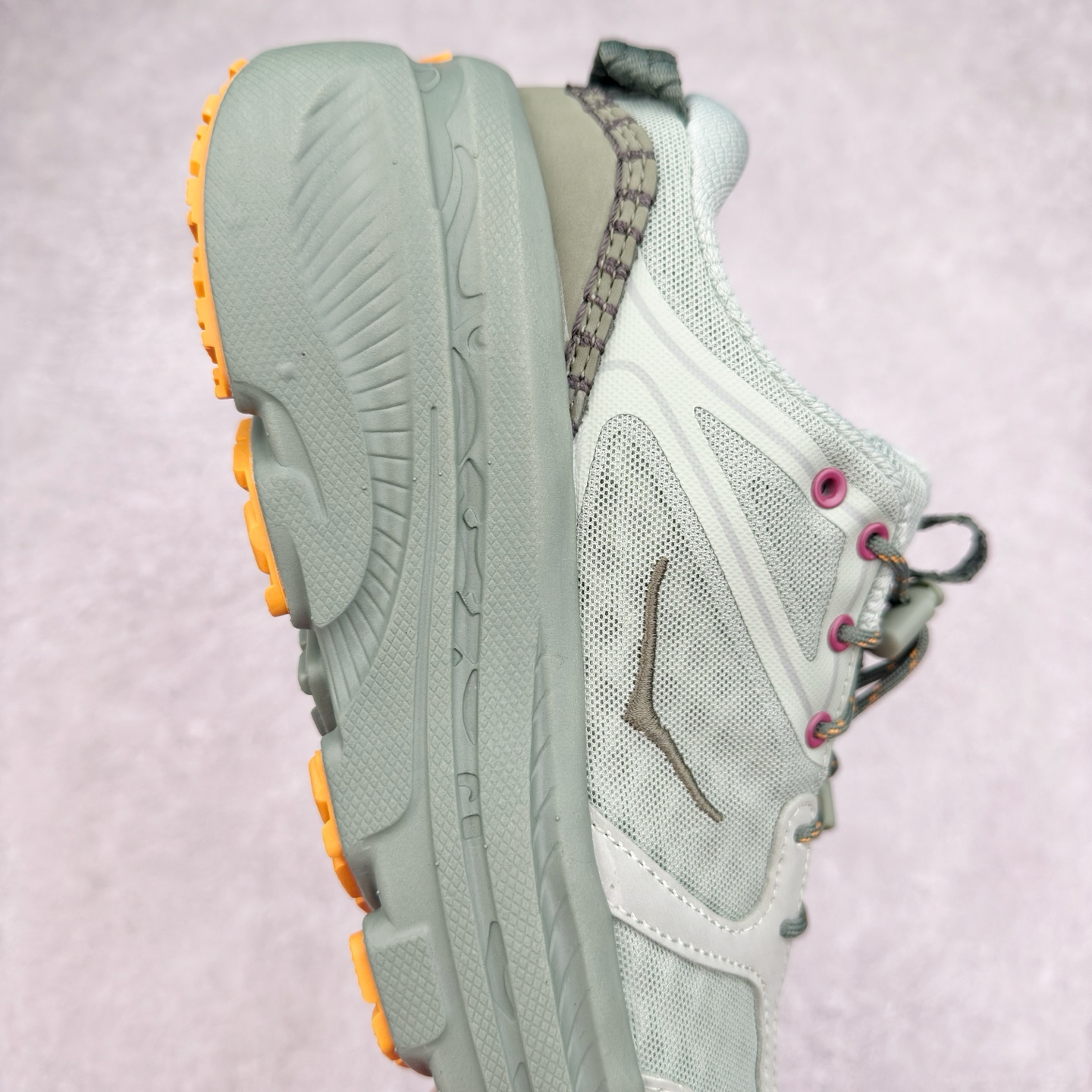 图片[6]-HOKA ONE ONE Bondi B3 LS 运动舒适低帮跑步鞋 男女同款 HOKA ONE ONE是来自美国的跑步鞋知名品牌，创立于2009年，始终致力于为所有跑者提供更新、更好的跑步装备。相比常规跑鞋，HOKA ONE ONE特别研发使用性能独特的几何形跑鞋中底，此种鞋底更厚、更高、回弹性也更好，除了卓越的缓冲性能，它还能为各种阶段的跑者带来更具动感、更加稳定的跑步体验。HOKAONE ONE从设计之初就清楚意识到，要保证跑者步幅的均匀一致，双脚自然而然的运动至关重要。实拍调校N版已经零色差零失真 百分百还原实物色彩所见即所得 不存在货不对板色差等低级问题 选购参考实物拍摄 不混卖不参货 只用心做好货严格选品 承诺混一赔十 尺码：36 36.5 37.5 38 38.5 39 40 40.5 41 42 42.5 43 44 44.5 45-选品中心