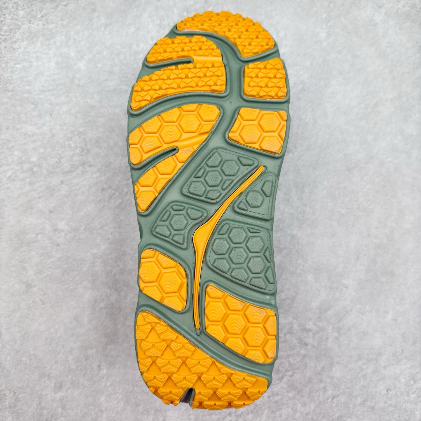 图片[9]-HOKA ONE ONE Bondi B3 LS 运动舒适低帮跑步鞋 男女同款 HOKA ONE ONE是来自美国的跑步鞋知名品牌，创立于2009年，始终致力于为所有跑者提供更新、更好的跑步装备。相比常规跑鞋，HOKA ONE ONE特别研发使用性能独特的几何形跑鞋中底，此种鞋底更厚、更高、回弹性也更好，除了卓越的缓冲性能，它还能为各种阶段的跑者带来更具动感、更加稳定的跑步体验。HOKAONE ONE从设计之初就清楚意识到，要保证跑者步幅的均匀一致，双脚自然而然的运动至关重要。实拍调校N版已经零色差零失真 百分百还原实物色彩所见即所得 不存在货不对板色差等低级问题 选购参考实物拍摄 不混卖不参货 只用心做好货严格选品 承诺混一赔十 尺码：36 36.5 37.5 38 38.5 39 40 40.5 41 42 42.5 43 44 44.5 45-选品中心