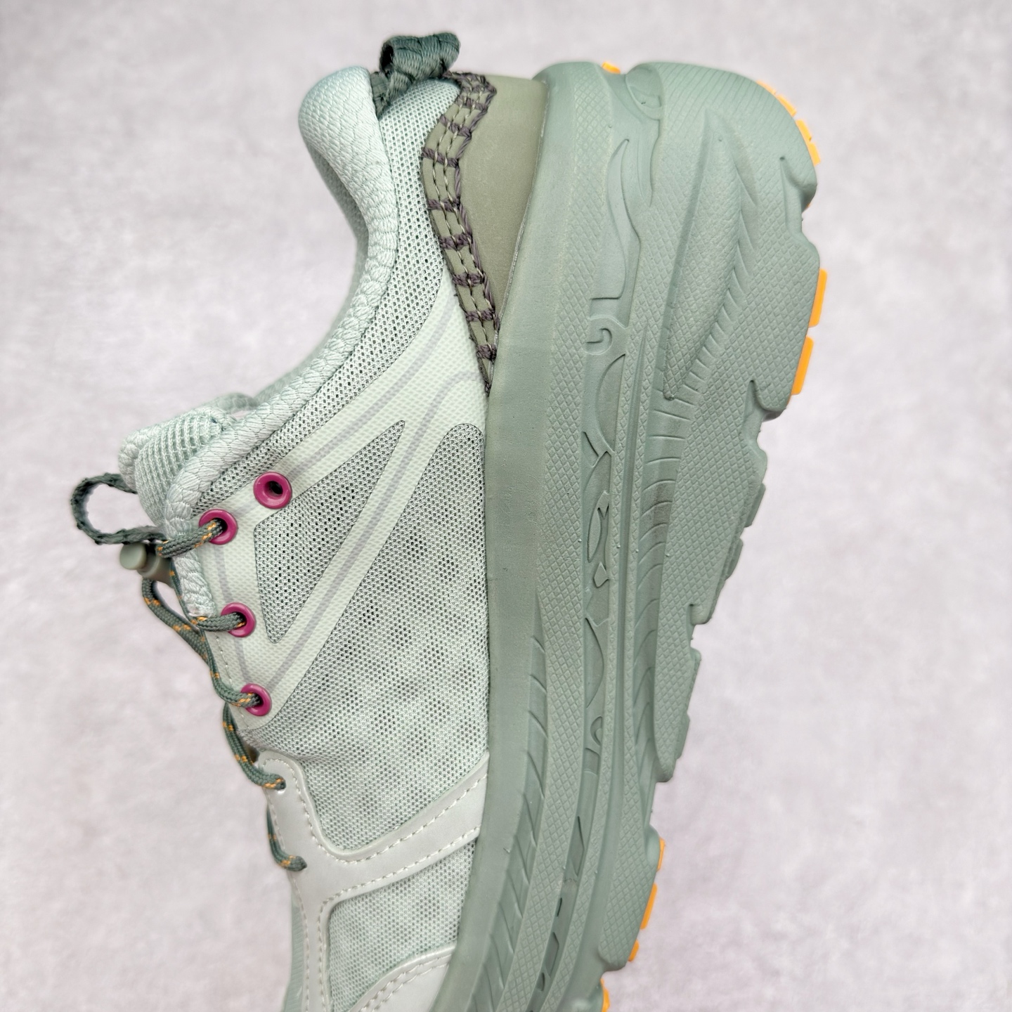 图片[7]-HOKA ONE ONE Bondi B3 LS 运动舒适低帮跑步鞋 男女同款 HOKA ONE ONE是来自美国的跑步鞋知名品牌，创立于2009年，始终致力于为所有跑者提供更新、更好的跑步装备。相比常规跑鞋，HOKA ONE ONE特别研发使用性能独特的几何形跑鞋中底，此种鞋底更厚、更高、回弹性也更好，除了卓越的缓冲性能，它还能为各种阶段的跑者带来更具动感、更加稳定的跑步体验。HOKAONE ONE从设计之初就清楚意识到，要保证跑者步幅的均匀一致，双脚自然而然的运动至关重要。实拍调校N版已经零色差零失真 百分百还原实物色彩所见即所得 不存在货不对板色差等低级问题 选购参考实物拍摄 不混卖不参货 只用心做好货严格选品 承诺混一赔十 尺码：36 36.5 37.5 38 38.5 39 40 40.5 41 42 42.5 43 44 44.5 45-选品中心