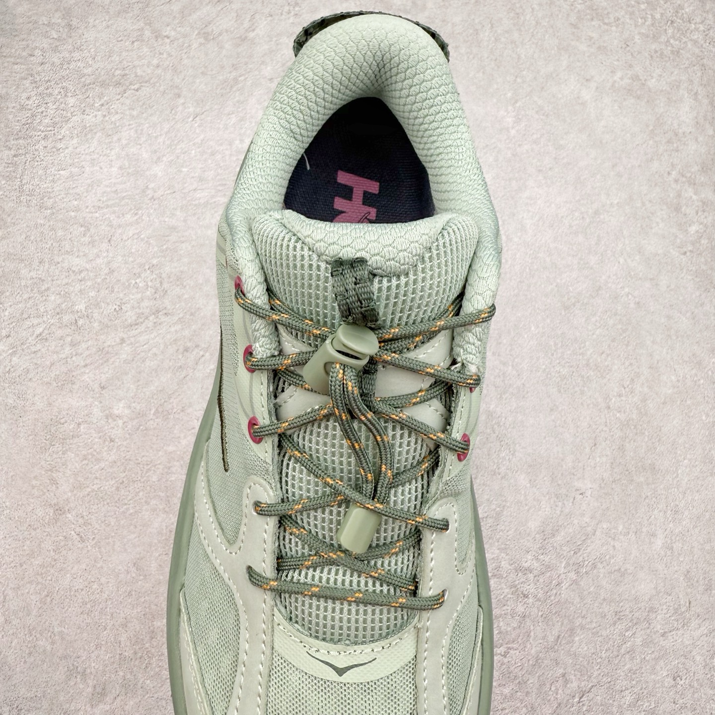 图片[5]-HOKA ONE ONE Bondi B3 LS 运动舒适低帮跑步鞋 男女同款 HOKA ONE ONE是来自美国的跑步鞋知名品牌，创立于2009年，始终致力于为所有跑者提供更新、更好的跑步装备。相比常规跑鞋，HOKA ONE ONE特别研发使用性能独特的几何形跑鞋中底，此种鞋底更厚、更高、回弹性也更好，除了卓越的缓冲性能，它还能为各种阶段的跑者带来更具动感、更加稳定的跑步体验。HOKAONE ONE从设计之初就清楚意识到，要保证跑者步幅的均匀一致，双脚自然而然的运动至关重要。实拍调校N版已经零色差零失真 百分百还原实物色彩所见即所得 不存在货不对板色差等低级问题 选购参考实物拍摄 不混卖不参货 只用心做好货严格选品 承诺混一赔十 尺码：36 36.5 37.5 38 38.5 39 40 40.5 41 42 42.5 43 44 44.5 45-选品中心