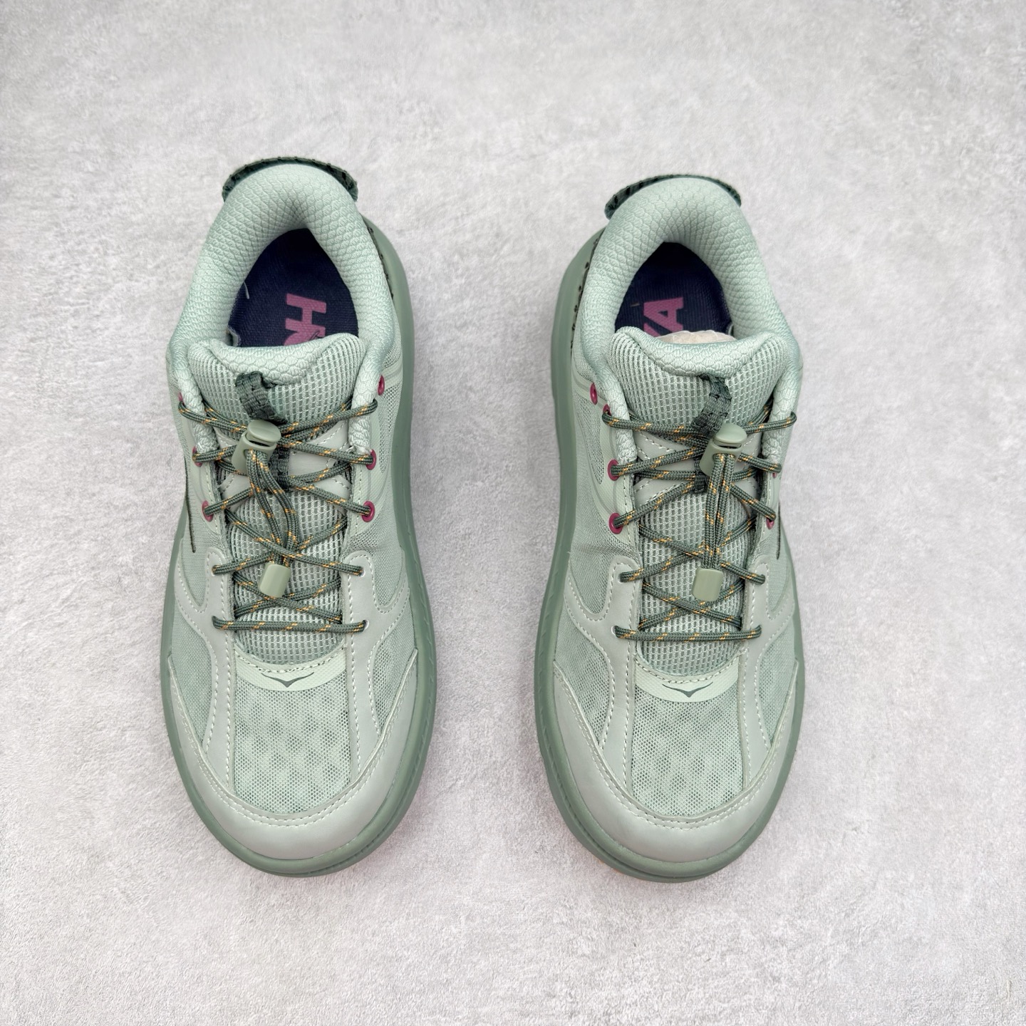 图片[2]-HOKA ONE ONE Bondi B3 LS 运动舒适低帮跑步鞋 男女同款 HOKA ONE ONE是来自美国的跑步鞋知名品牌，创立于2009年，始终致力于为所有跑者提供更新、更好的跑步装备。相比常规跑鞋，HOKA ONE ONE特别研发使用性能独特的几何形跑鞋中底，此种鞋底更厚、更高、回弹性也更好，除了卓越的缓冲性能，它还能为各种阶段的跑者带来更具动感、更加稳定的跑步体验。HOKAONE ONE从设计之初就清楚意识到，要保证跑者步幅的均匀一致，双脚自然而然的运动至关重要。实拍调校N版已经零色差零失真 百分百还原实物色彩所见即所得 不存在货不对板色差等低级问题 选购参考实物拍摄 不混卖不参货 只用心做好货严格选品 承诺混一赔十 尺码：36 36.5 37.5 38 38.5 39 40 40.5 41 42 42.5 43 44 44.5 45-选品中心