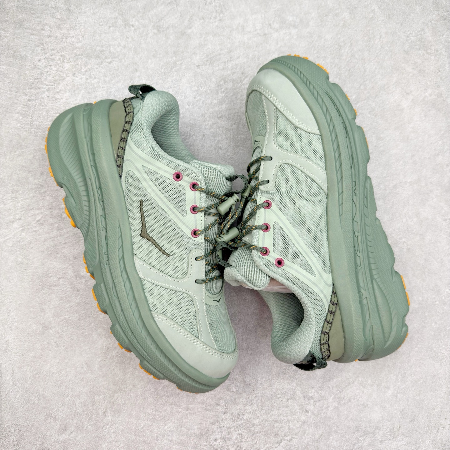 图片[3]-HOKA ONE ONE Bondi B3 LS 运动舒适低帮跑步鞋 男女同款 HOKA ONE ONE是来自美国的跑步鞋知名品牌，创立于2009年，始终致力于为所有跑者提供更新、更好的跑步装备。相比常规跑鞋，HOKA ONE ONE特别研发使用性能独特的几何形跑鞋中底，此种鞋底更厚、更高、回弹性也更好，除了卓越的缓冲性能，它还能为各种阶段的跑者带来更具动感、更加稳定的跑步体验。HOKAONE ONE从设计之初就清楚意识到，要保证跑者步幅的均匀一致，双脚自然而然的运动至关重要。实拍调校N版已经零色差零失真 百分百还原实物色彩所见即所得 不存在货不对板色差等低级问题 选购参考实物拍摄 不混卖不参货 只用心做好货严格选品 承诺混一赔十 尺码：36 36.5 37.5 38 38.5 39 40 40.5 41 42 42.5 43 44 44.5 45-选品中心