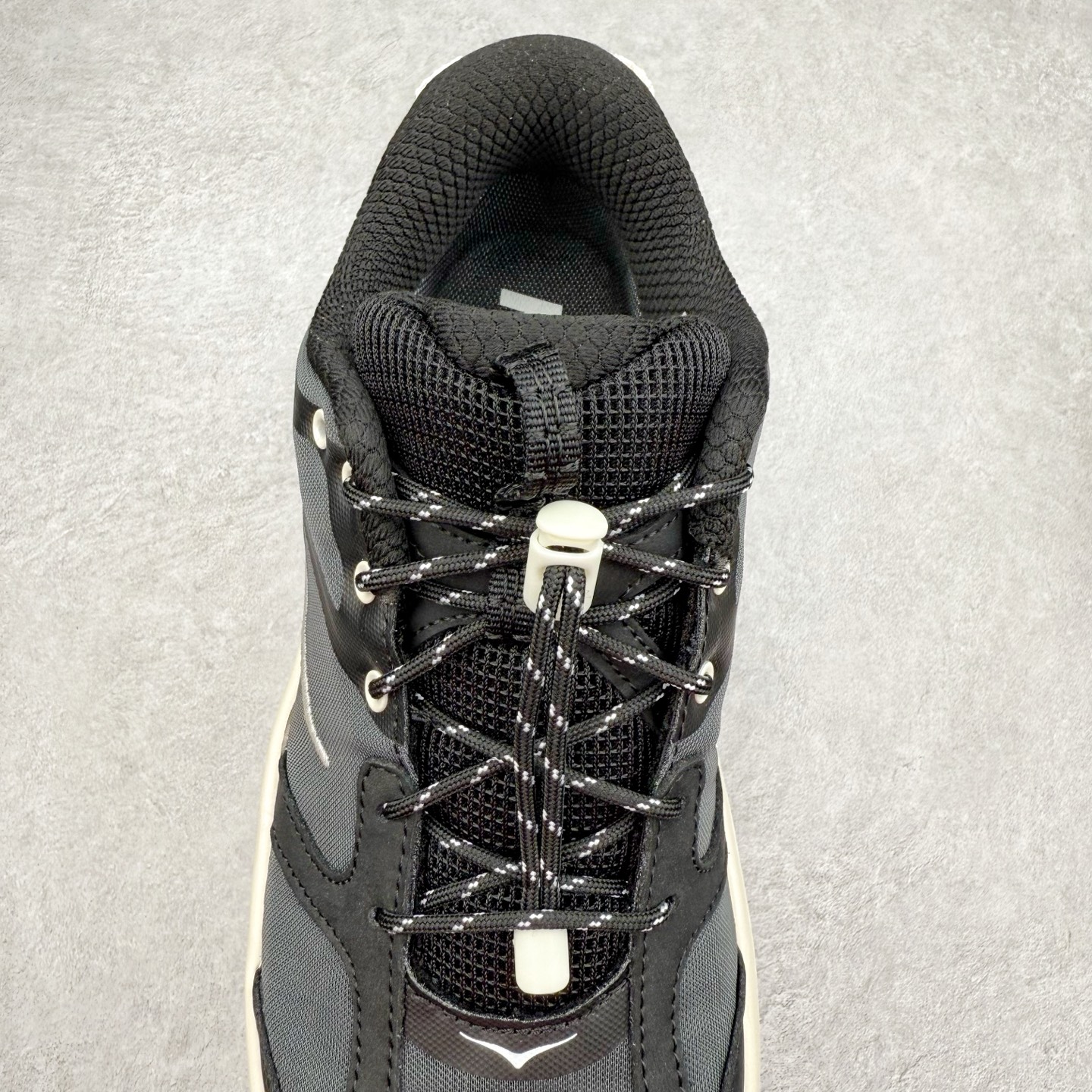 图片[5]-HOKA ONE ONE Bondi B3 LS 运动舒适低帮跑步鞋 男女同款 HOKA ONE ONE是来自美国的跑步鞋知名品牌，创立于2009年，始终致力于为所有跑者提供更新、更好的跑步装备。相比常规跑鞋，HOKA ONE ONE特别研发使用性能独特的几何形跑鞋中底，此种鞋底更厚、更高、回弹性也更好，除了卓越的缓冲性能，它还能为各种阶段的跑者带来更具动感、更加稳定的跑步体验。HOKAONE ONE从设计之初就清楚意识到，要保证跑者步幅的均匀一致，双脚自然而然的运动至关重要。实拍调校N版已经零色差零失真 百分百还原实物色彩所见即所得 不存在货不对板色差等低级问题 选购参考实物拍摄 不混卖不参货 只用心做好货严格选品 承诺混一赔十 尺码：36 36.5 37.5 38 38.5 39 40 40.5 41 42 42.5 43 44 44.5 45-选品中心