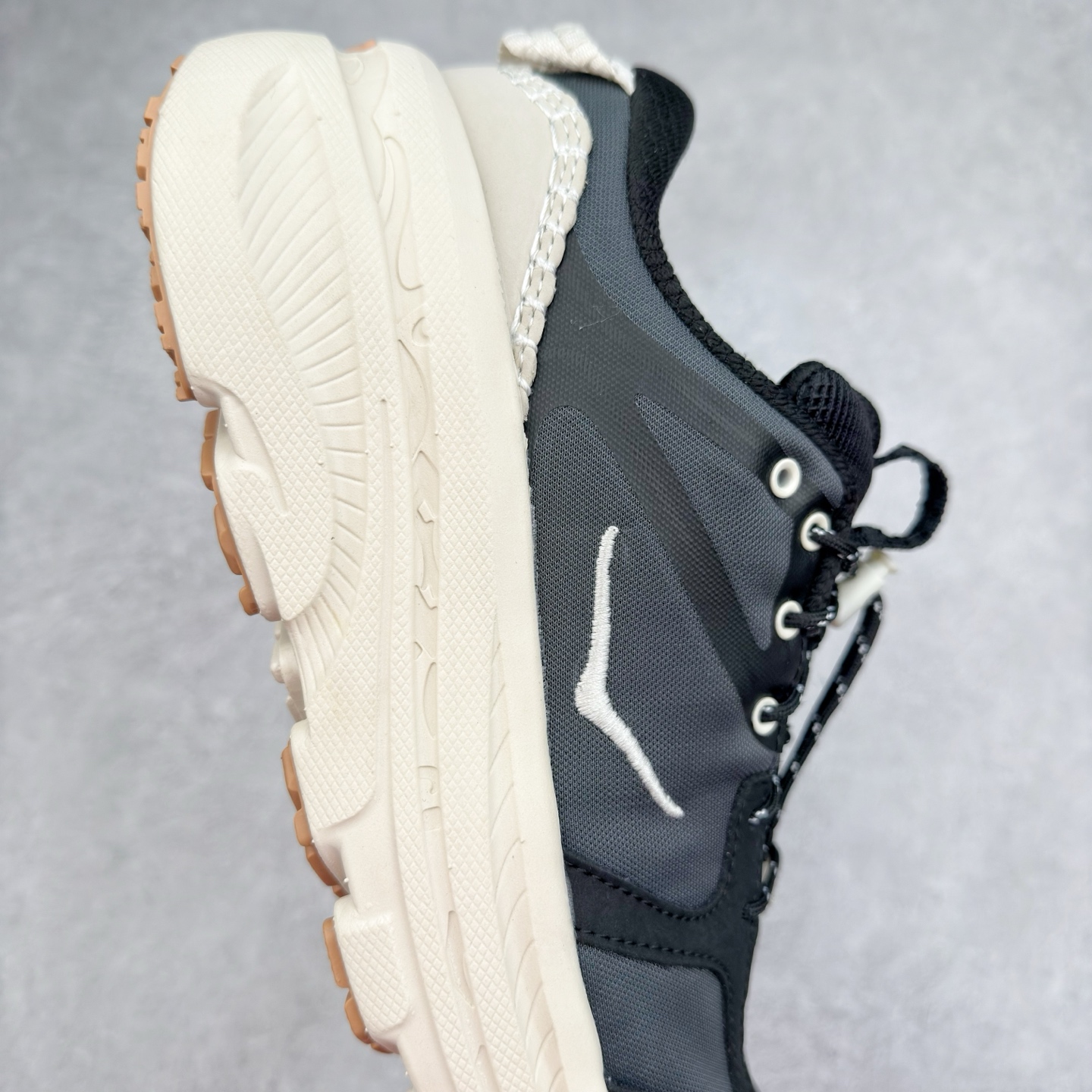 图片[6]-HOKA ONE ONE Bondi B3 LS 运动舒适低帮跑步鞋 男女同款 HOKA ONE ONE是来自美国的跑步鞋知名品牌，创立于2009年，始终致力于为所有跑者提供更新、更好的跑步装备。相比常规跑鞋，HOKA ONE ONE特别研发使用性能独特的几何形跑鞋中底，此种鞋底更厚、更高、回弹性也更好，除了卓越的缓冲性能，它还能为各种阶段的跑者带来更具动感、更加稳定的跑步体验。HOKAONE ONE从设计之初就清楚意识到，要保证跑者步幅的均匀一致，双脚自然而然的运动至关重要。实拍调校N版已经零色差零失真 百分百还原实物色彩所见即所得 不存在货不对板色差等低级问题 选购参考实物拍摄 不混卖不参货 只用心做好货严格选品 承诺混一赔十 尺码：36 36.5 37.5 38 38.5 39 40 40.5 41 42 42.5 43 44 44.5 45-选品中心