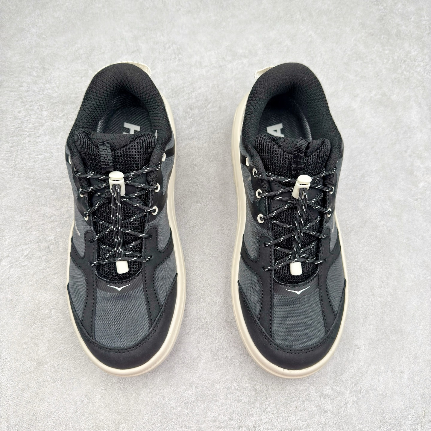 图片[2]-HOKA ONE ONE Bondi B3 LS 运动舒适低帮跑步鞋 男女同款 HOKA ONE ONE是来自美国的跑步鞋知名品牌，创立于2009年，始终致力于为所有跑者提供更新、更好的跑步装备。相比常规跑鞋，HOKA ONE ONE特别研发使用性能独特的几何形跑鞋中底，此种鞋底更厚、更高、回弹性也更好，除了卓越的缓冲性能，它还能为各种阶段的跑者带来更具动感、更加稳定的跑步体验。HOKAONE ONE从设计之初就清楚意识到，要保证跑者步幅的均匀一致，双脚自然而然的运动至关重要。实拍调校N版已经零色差零失真 百分百还原实物色彩所见即所得 不存在货不对板色差等低级问题 选购参考实物拍摄 不混卖不参货 只用心做好货严格选品 承诺混一赔十 尺码：36 36.5 37.5 38 38.5 39 40 40.5 41 42 42.5 43 44 44.5 45-选品中心