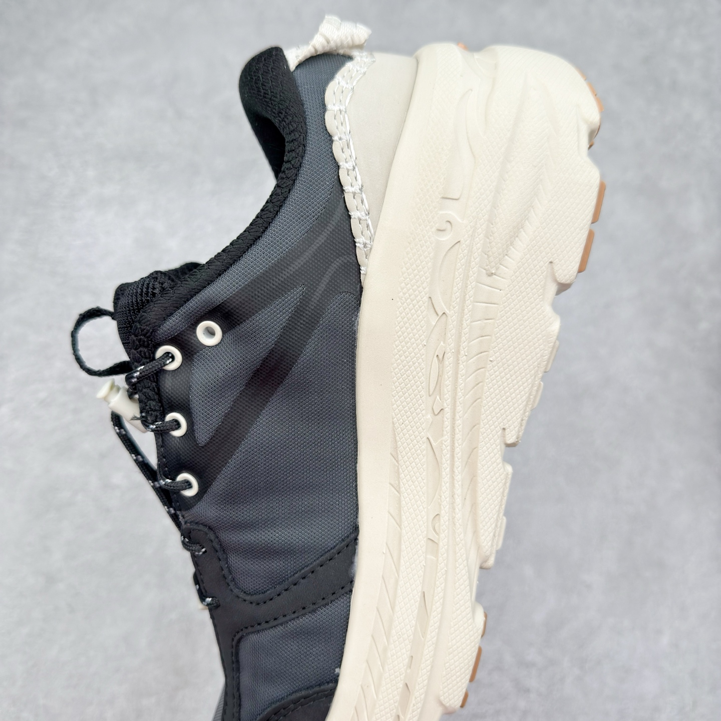 图片[7]-HOKA ONE ONE Bondi B3 LS 运动舒适低帮跑步鞋 男女同款 HOKA ONE ONE是来自美国的跑步鞋知名品牌，创立于2009年，始终致力于为所有跑者提供更新、更好的跑步装备。相比常规跑鞋，HOKA ONE ONE特别研发使用性能独特的几何形跑鞋中底，此种鞋底更厚、更高、回弹性也更好，除了卓越的缓冲性能，它还能为各种阶段的跑者带来更具动感、更加稳定的跑步体验。HOKAONE ONE从设计之初就清楚意识到，要保证跑者步幅的均匀一致，双脚自然而然的运动至关重要。实拍调校N版已经零色差零失真 百分百还原实物色彩所见即所得 不存在货不对板色差等低级问题 选购参考实物拍摄 不混卖不参货 只用心做好货严格选品 承诺混一赔十 尺码：36 36.5 37.5 38 38.5 39 40 40.5 41 42 42.5 43 44 44.5 45-选品中心