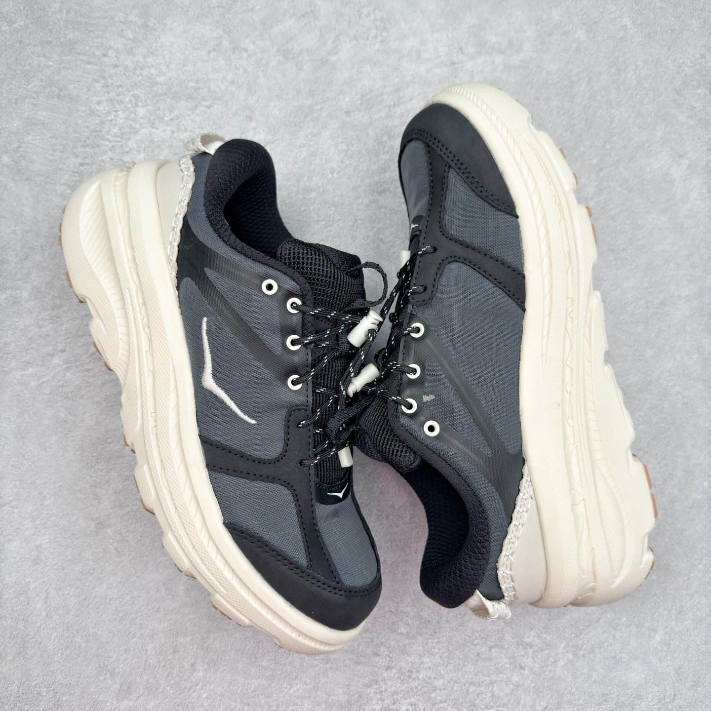 图片[3]-HOKA ONE ONE Bondi B3 LS 运动舒适低帮跑步鞋 男女同款 HOKA ONE ONE是来自美国的跑步鞋知名品牌，创立于2009年，始终致力于为所有跑者提供更新、更好的跑步装备。相比常规跑鞋，HOKA ONE ONE特别研发使用性能独特的几何形跑鞋中底，此种鞋底更厚、更高、回弹性也更好，除了卓越的缓冲性能，它还能为各种阶段的跑者带来更具动感、更加稳定的跑步体验。HOKAONE ONE从设计之初就清楚意识到，要保证跑者步幅的均匀一致，双脚自然而然的运动至关重要。实拍调校N版已经零色差零失真 百分百还原实物色彩所见即所得 不存在货不对板色差等低级问题 选购参考实物拍摄 不混卖不参货 只用心做好货严格选品 承诺混一赔十 尺码：36 36.5 37.5 38 38.5 39 40 40.5 41 42 42.5 43 44 44.5 45-选品中心