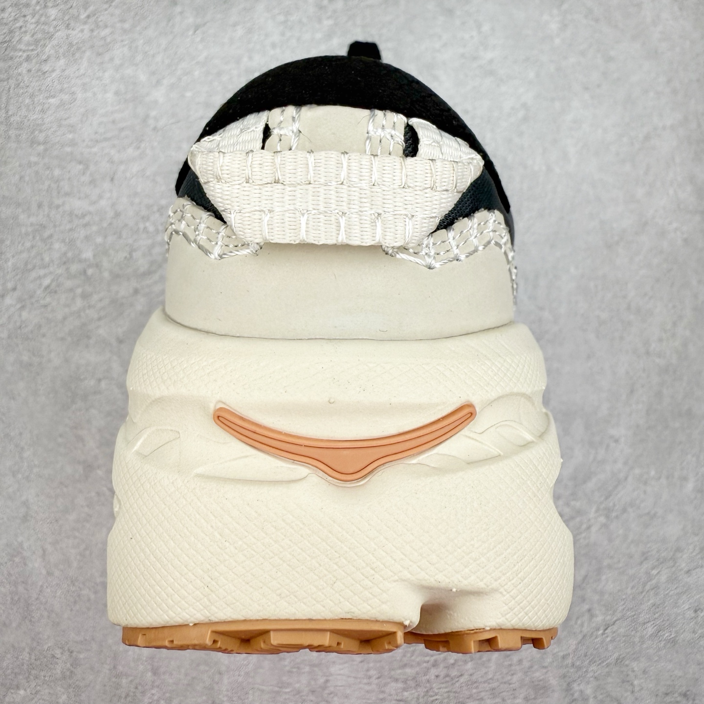 图片[8]-HOKA ONE ONE Bondi B3 LS 运动舒适低帮跑步鞋 男女同款 HOKA ONE ONE是来自美国的跑步鞋知名品牌，创立于2009年，始终致力于为所有跑者提供更新、更好的跑步装备。相比常规跑鞋，HOKA ONE ONE特别研发使用性能独特的几何形跑鞋中底，此种鞋底更厚、更高、回弹性也更好，除了卓越的缓冲性能，它还能为各种阶段的跑者带来更具动感、更加稳定的跑步体验。HOKAONE ONE从设计之初就清楚意识到，要保证跑者步幅的均匀一致，双脚自然而然的运动至关重要。实拍调校N版已经零色差零失真 百分百还原实物色彩所见即所得 不存在货不对板色差等低级问题 选购参考实物拍摄 不混卖不参货 只用心做好货严格选品 承诺混一赔十 尺码：36 36.5 37.5 38 38.5 39 40 40.5 41 42 42.5 43 44 44.5 45-选品中心