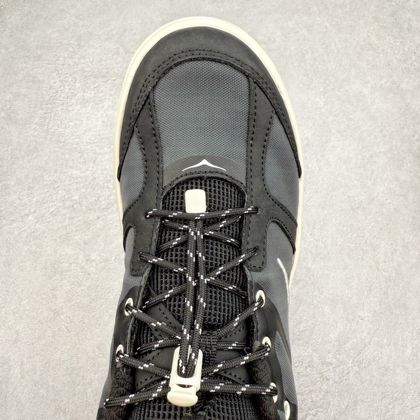 图片[4]-HOKA ONE ONE Bondi B3 LS 运动舒适低帮跑步鞋 男女同款 HOKA ONE ONE是来自美国的跑步鞋知名品牌，创立于2009年，始终致力于为所有跑者提供更新、更好的跑步装备。相比常规跑鞋，HOKA ONE ONE特别研发使用性能独特的几何形跑鞋中底，此种鞋底更厚、更高、回弹性也更好，除了卓越的缓冲性能，它还能为各种阶段的跑者带来更具动感、更加稳定的跑步体验。HOKAONE ONE从设计之初就清楚意识到，要保证跑者步幅的均匀一致，双脚自然而然的运动至关重要。实拍调校N版已经零色差零失真 百分百还原实物色彩所见即所得 不存在货不对板色差等低级问题 选购参考实物拍摄 不混卖不参货 只用心做好货严格选品 承诺混一赔十 尺码：36 36.5 37.5 38 38.5 39 40 40.5 41 42 42.5 43 44 44.5 45-选品中心