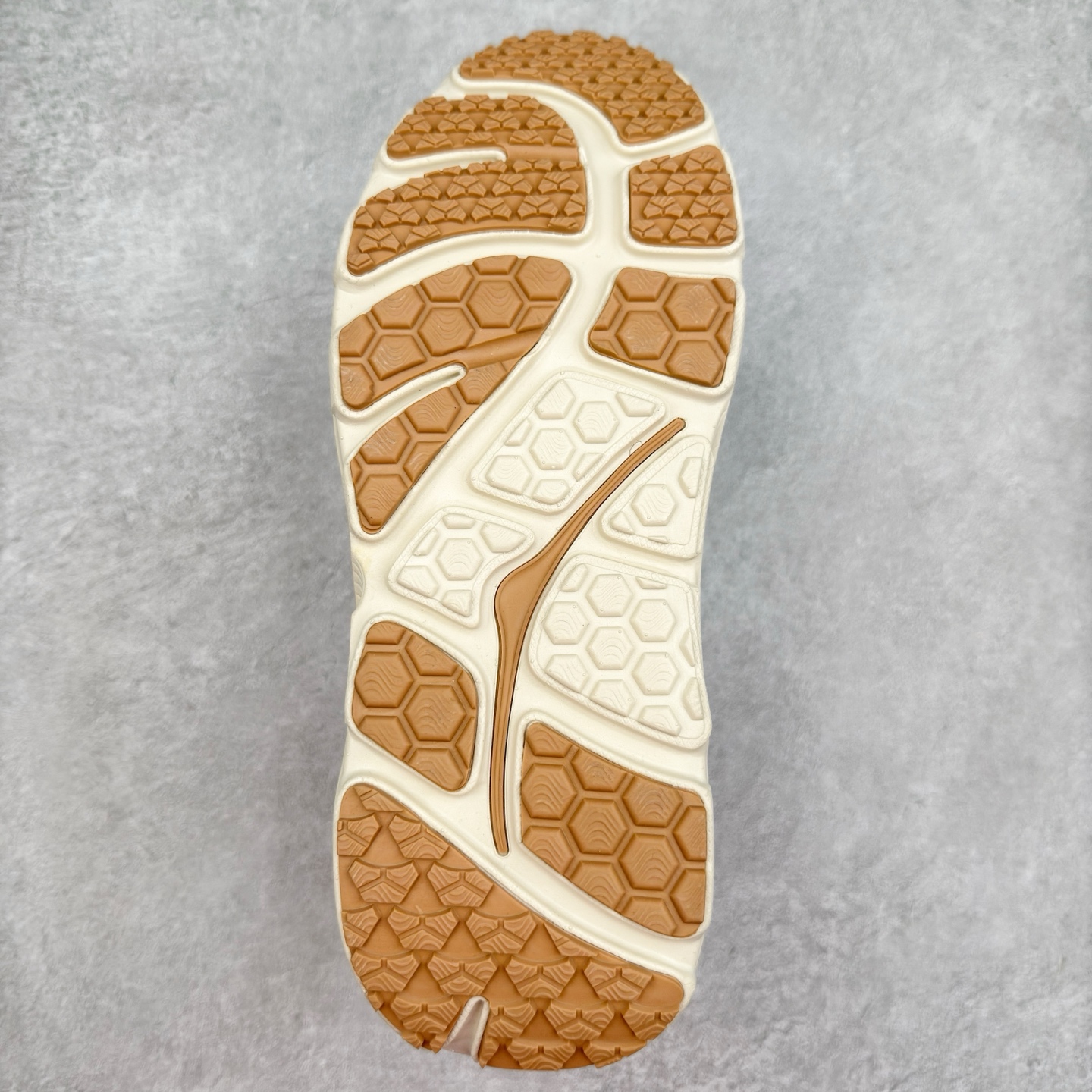 图片[9]-HOKA ONE ONE Bondi B3 LS 运动舒适低帮跑步鞋 男女同款 HOKA ONE ONE是来自美国的跑步鞋知名品牌，创立于2009年，始终致力于为所有跑者提供更新、更好的跑步装备。相比常规跑鞋，HOKA ONE ONE特别研发使用性能独特的几何形跑鞋中底，此种鞋底更厚、更高、回弹性也更好，除了卓越的缓冲性能，它还能为各种阶段的跑者带来更具动感、更加稳定的跑步体验。HOKAONE ONE从设计之初就清楚意识到，要保证跑者步幅的均匀一致，双脚自然而然的运动至关重要。实拍调校N版已经零色差零失真 百分百还原实物色彩所见即所得 不存在货不对板色差等低级问题 选购参考实物拍摄 不混卖不参货 只用心做好货严格选品 承诺混一赔十 尺码：36 36.5 37.5 38 38.5 39 40 40.5 41 42 42.5 43 44 44.5 45-选品中心