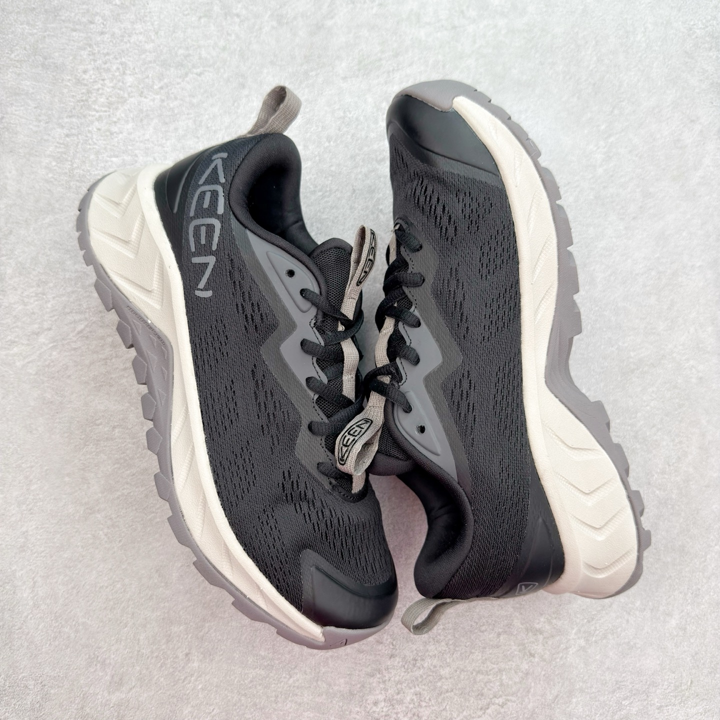 图片[3]-KEEN VERSACORE SPEED 科恩圆头耐磨透气低帮户外舒适登山徒步鞋 KEEN诞生于2003年的美国人气户外品牌，以一双“保护脚趾”且能涉足水域的户外凉鞋NEWPORT诞生为契机，开启原创制鞋之路。KEEN相信，天空之下即是户外，因为户外不一定是极具挑战性的独自冒险，也可以是与朋友、家人和宠物一同分享外面的世界。同时，KEEN从诞生之初便始终贯彻环保制鞋的理念，不断创造出优秀的原创奇履。脚踏实地，致力向善。我们想和世界产生更多交集为世界减少更多负担，和你趣户外、趣做自己、趣环保让地球和生活都变得更美好。尺码：36 36.5 37.5 38 38.5 39 40 40.5 41 42 42.5 43 44 44.5 45-选品中心